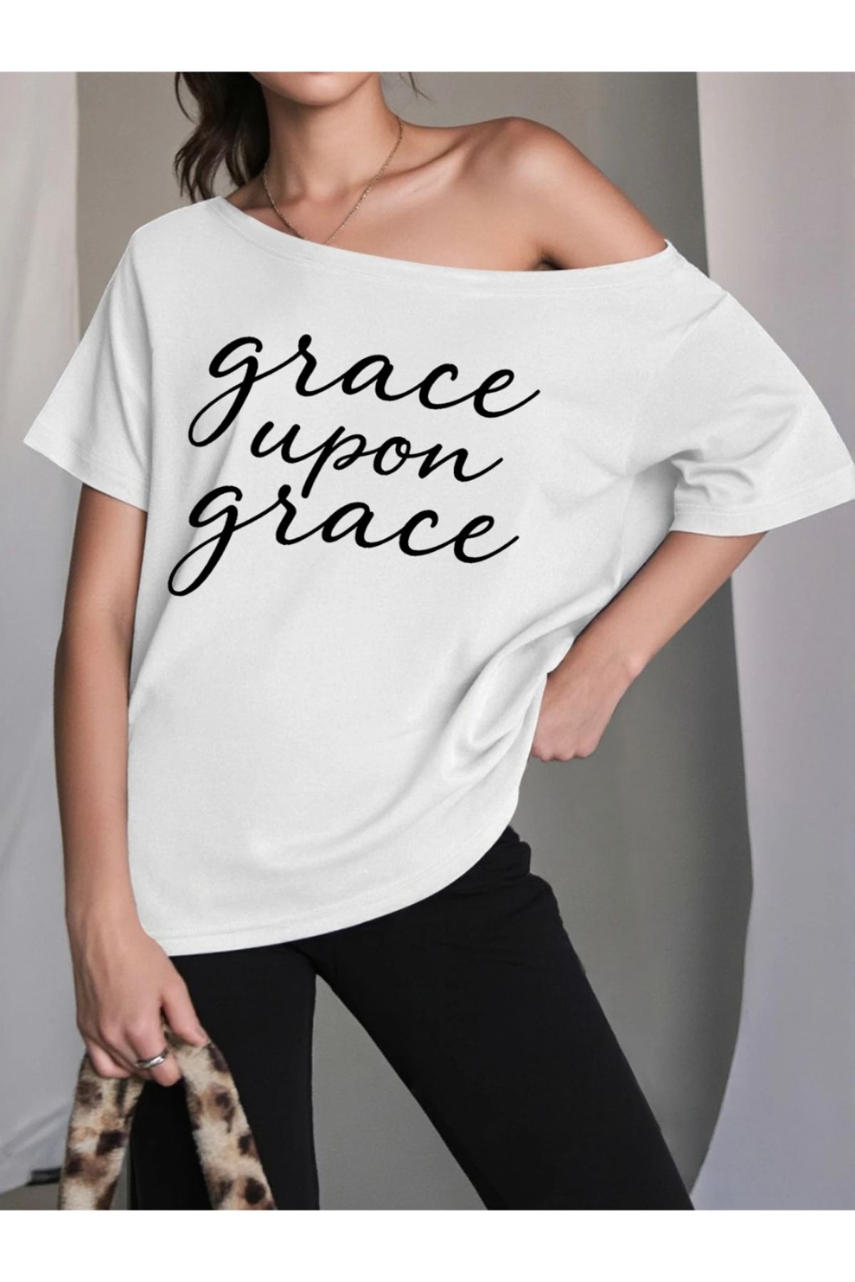 Koklonmoda Büyük Beden Kadın Düşük Omuz Kayık Yaka Grace Upon Baskılı T-Shirt