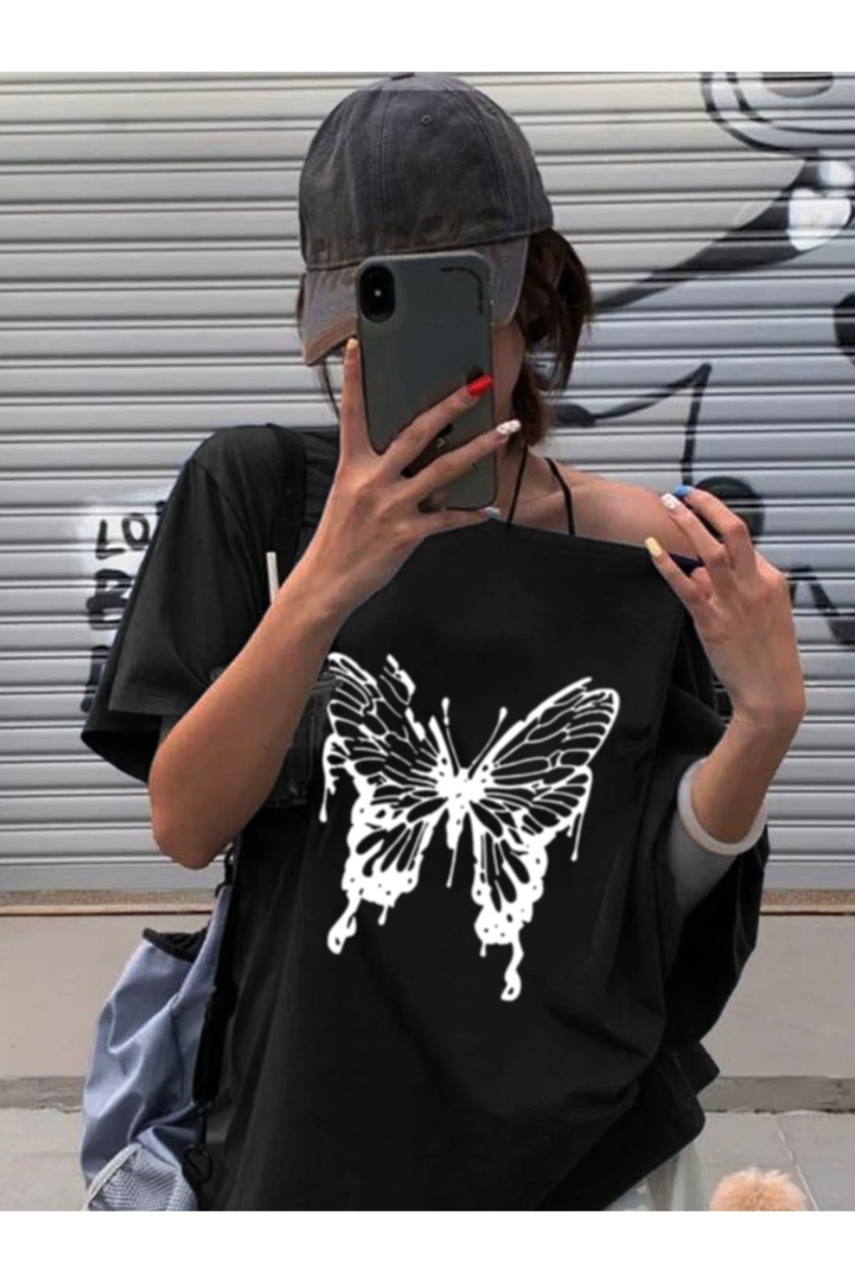 Koklonmoda Kadın Düşük Omuz Kayık Yaka Beyaz Kelebek Baskılı T-Shirt
