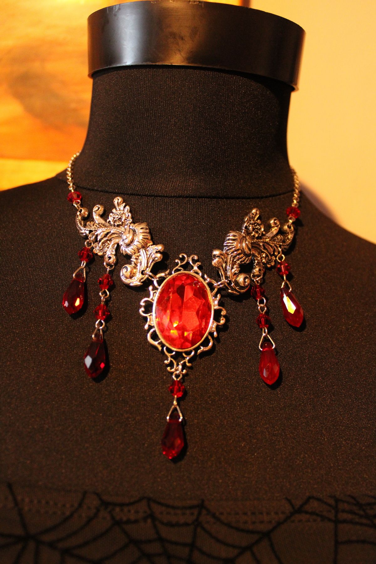 Mournbelle Kırmızı Taşlı Gösterişli Gotik Kolye