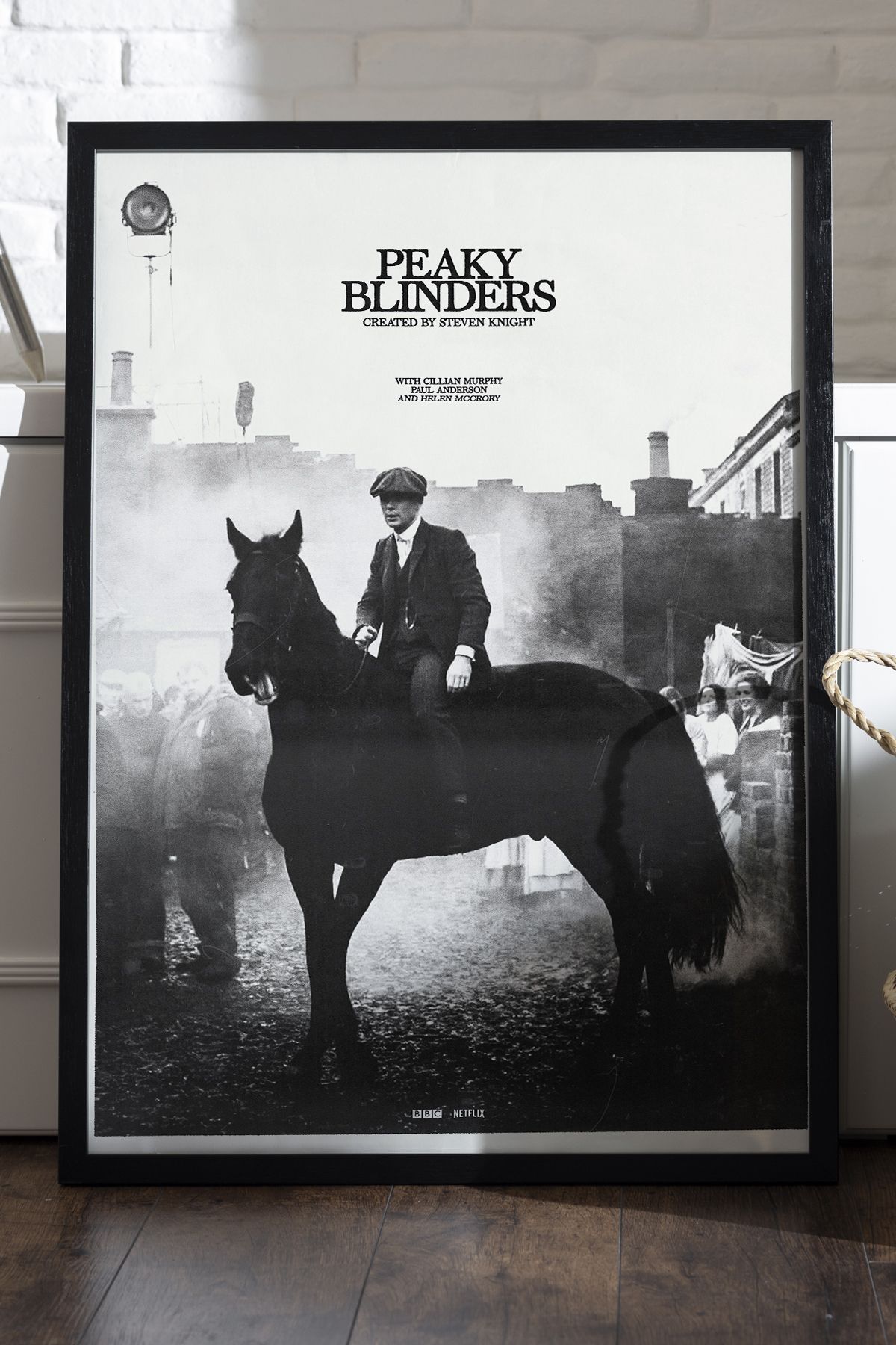 Duvarda Peaky Blinders Siyah Ahşap Çerçeveli Dizi Duvar Tablosu