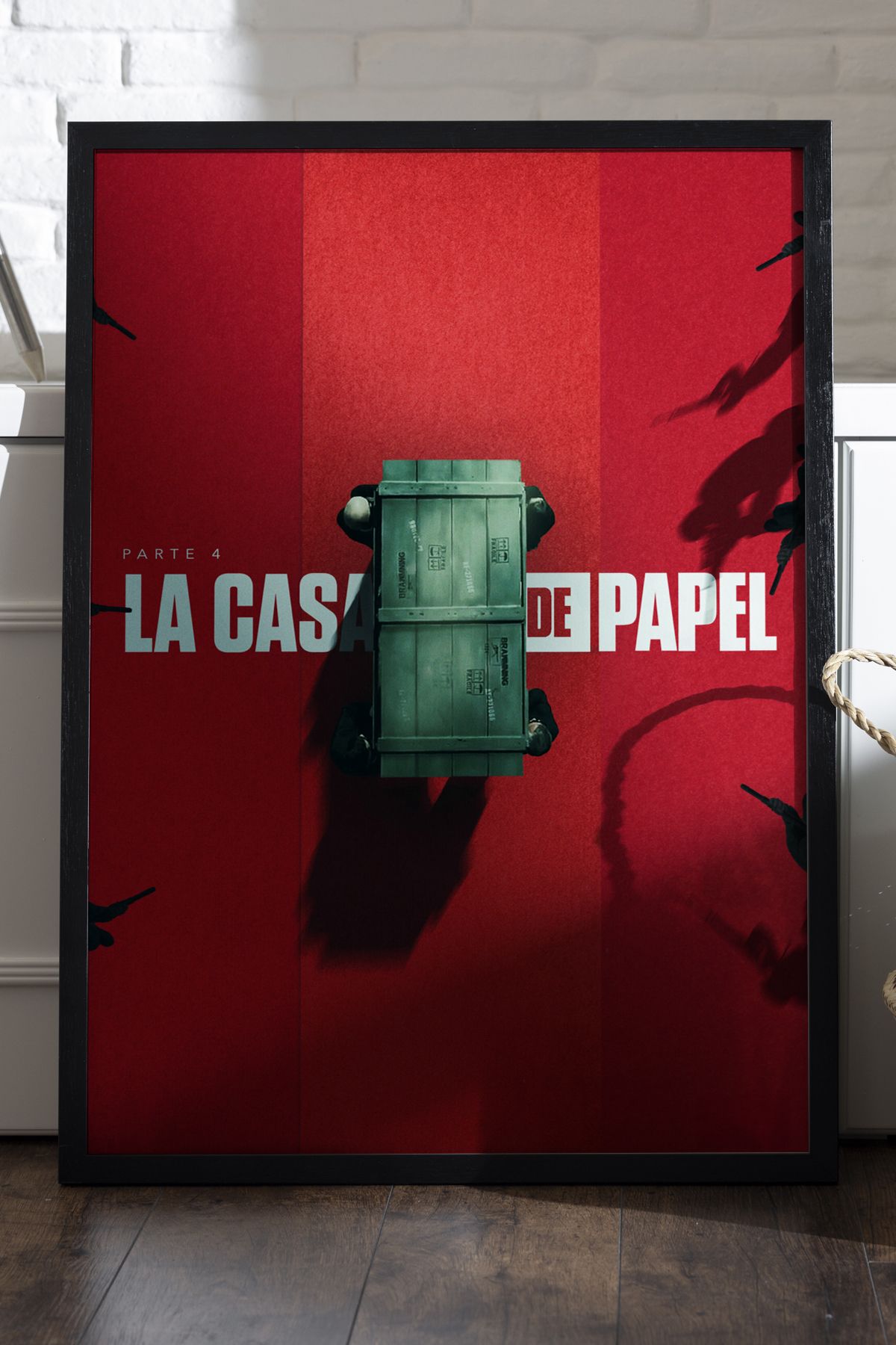 Duvarda La Casa de Papel Siyah Ahşap Çerçeveli Dizi Duvar Tablosu