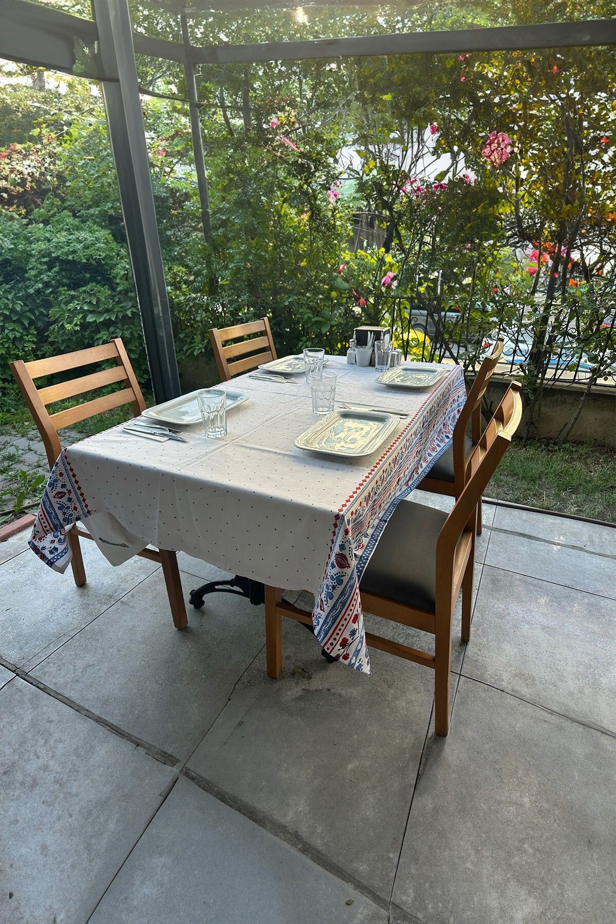 SİHİRLİ AYAKKABI 100% Koton Kullanışlı Puantiyeli Uçları Desenli Şık Masa Örtüsü 140x180cm
