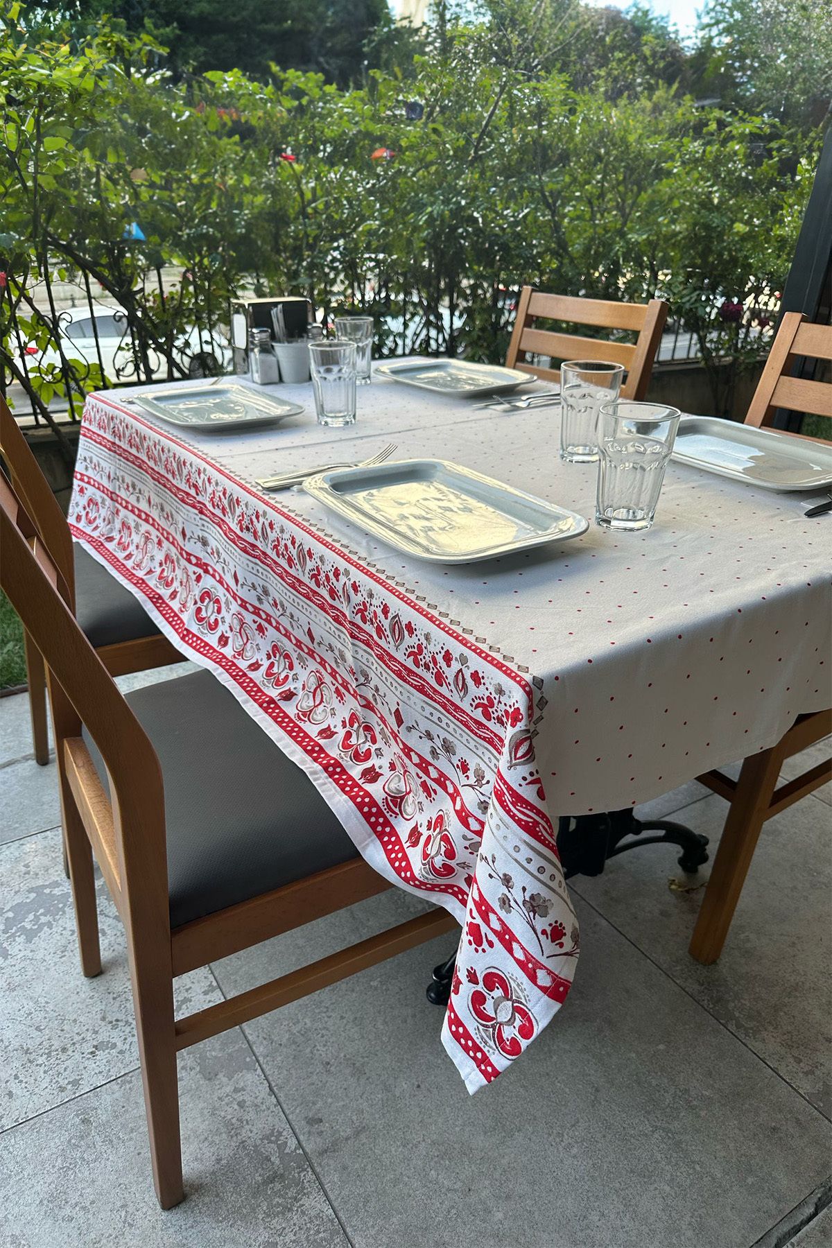 SİHİRLİ AYAKKABI 100% Koton Kullanışlı Puantiyeli Uçları Desenli Şık Masa Örtüsü 140x180cm