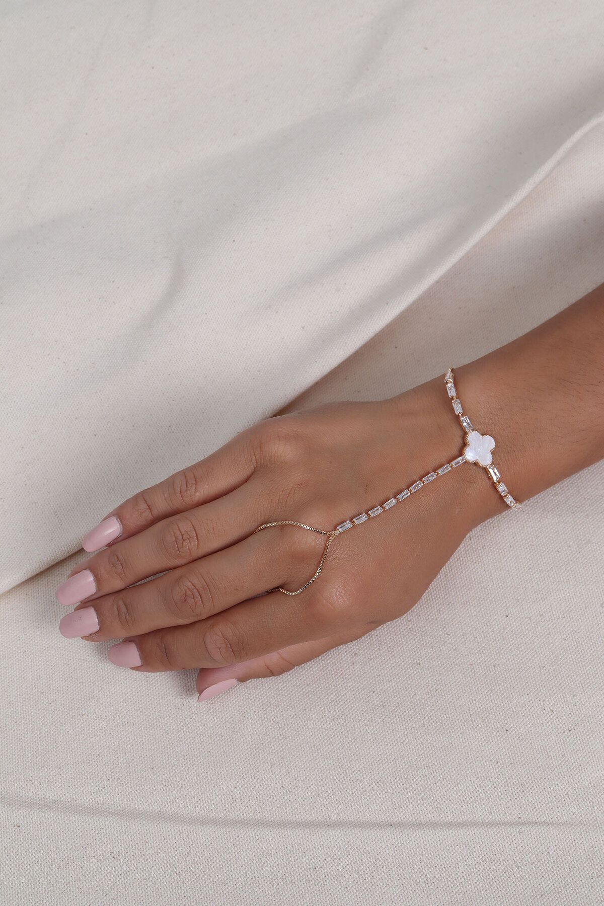 Süspüs Accessories Yonca Model Baget Taşlı Gold Renk Şahmeran