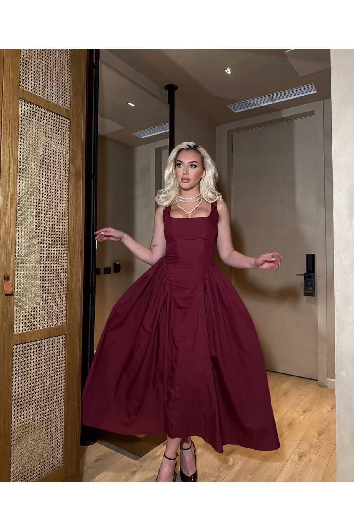 Güneş Kare Yaka Kuşaklı Drapeli Poplin Midi Elbise – Siyah & Bordo