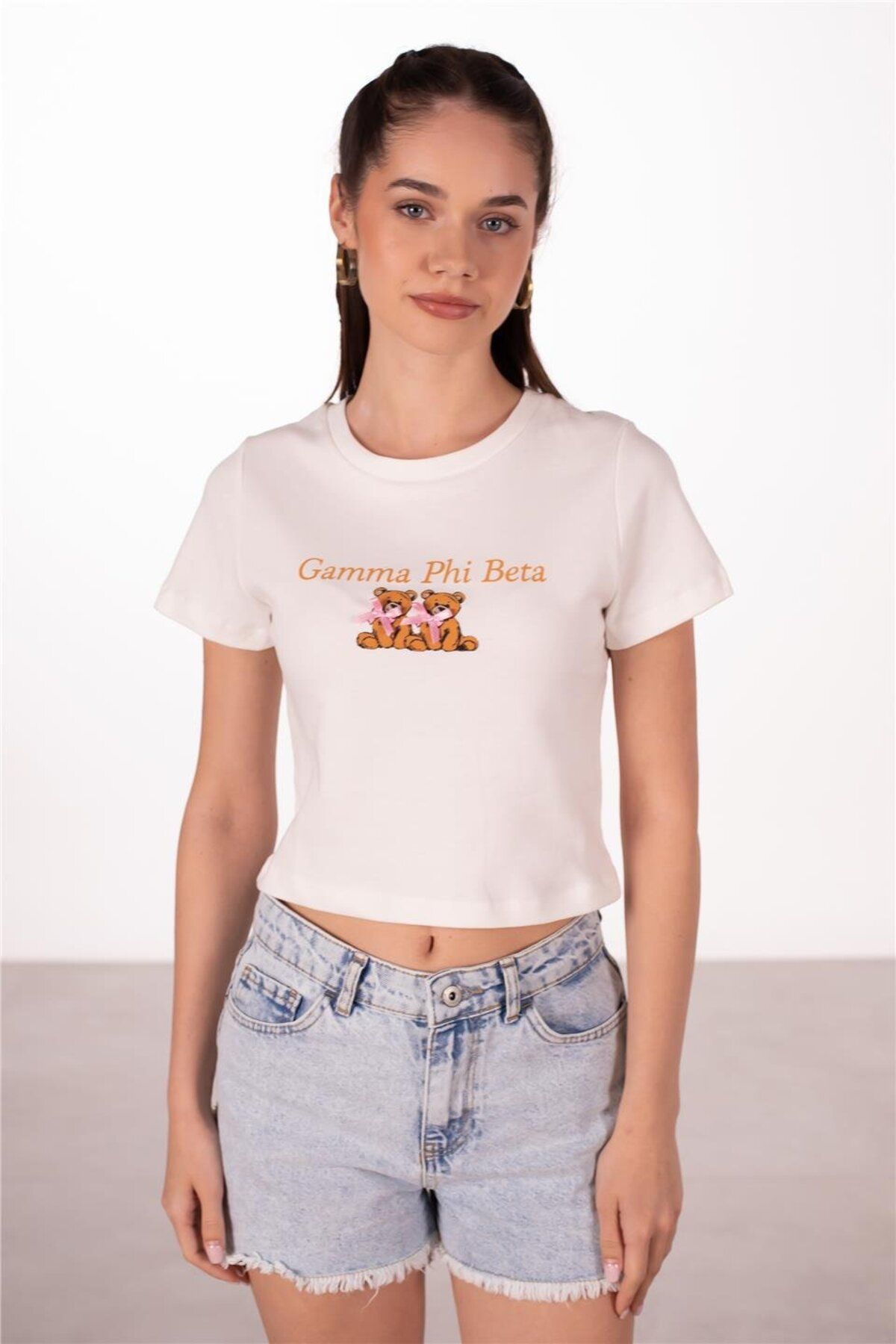 BARRELS AND OIL Gamma Phi Beta Yazılı Crop T-Shirt - Beyaz
