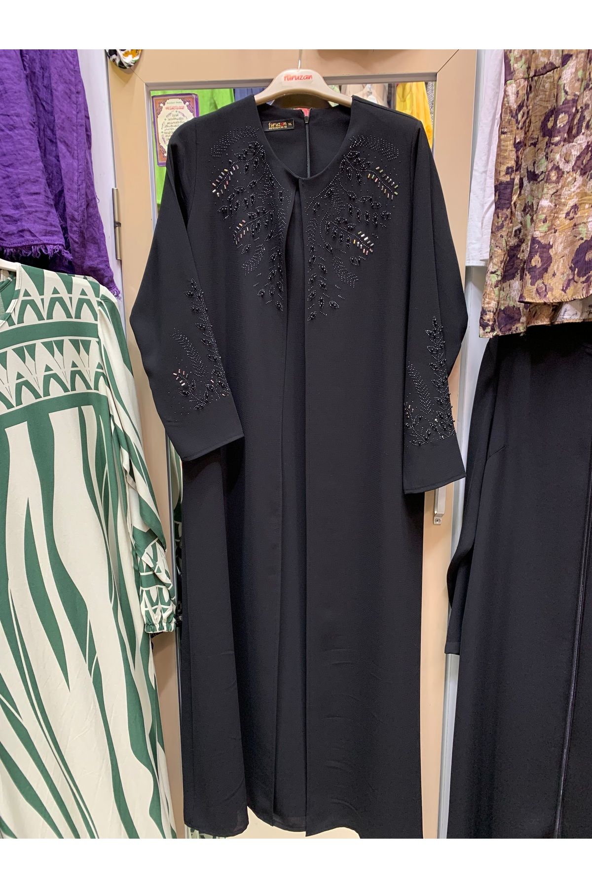 Butik Tesettür kadın büyük beden yakası ve kolları taşlı abiye