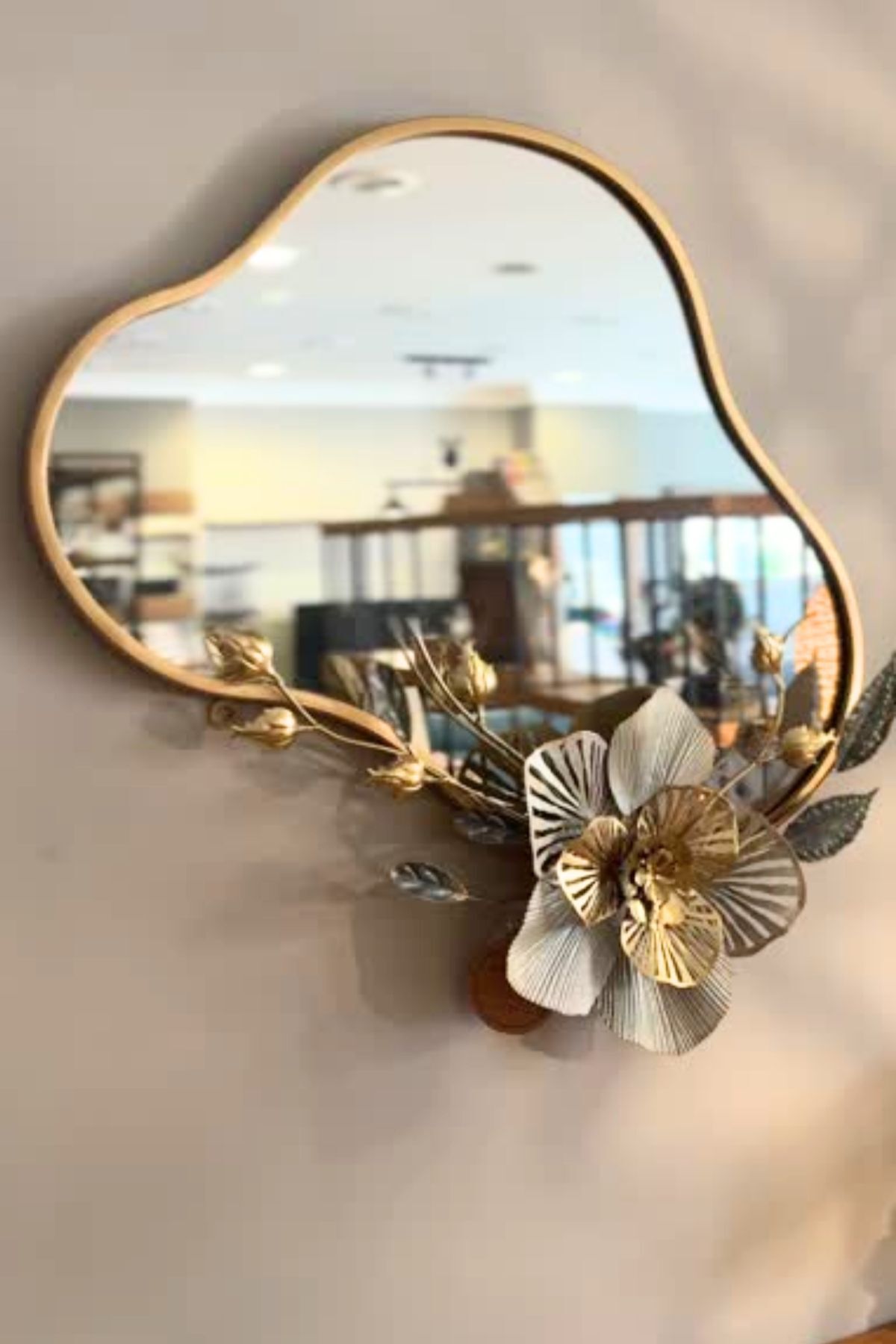 Mozilya Metal Çerçeveli Dekoratif Organik Form Ayna – 56x67 cm