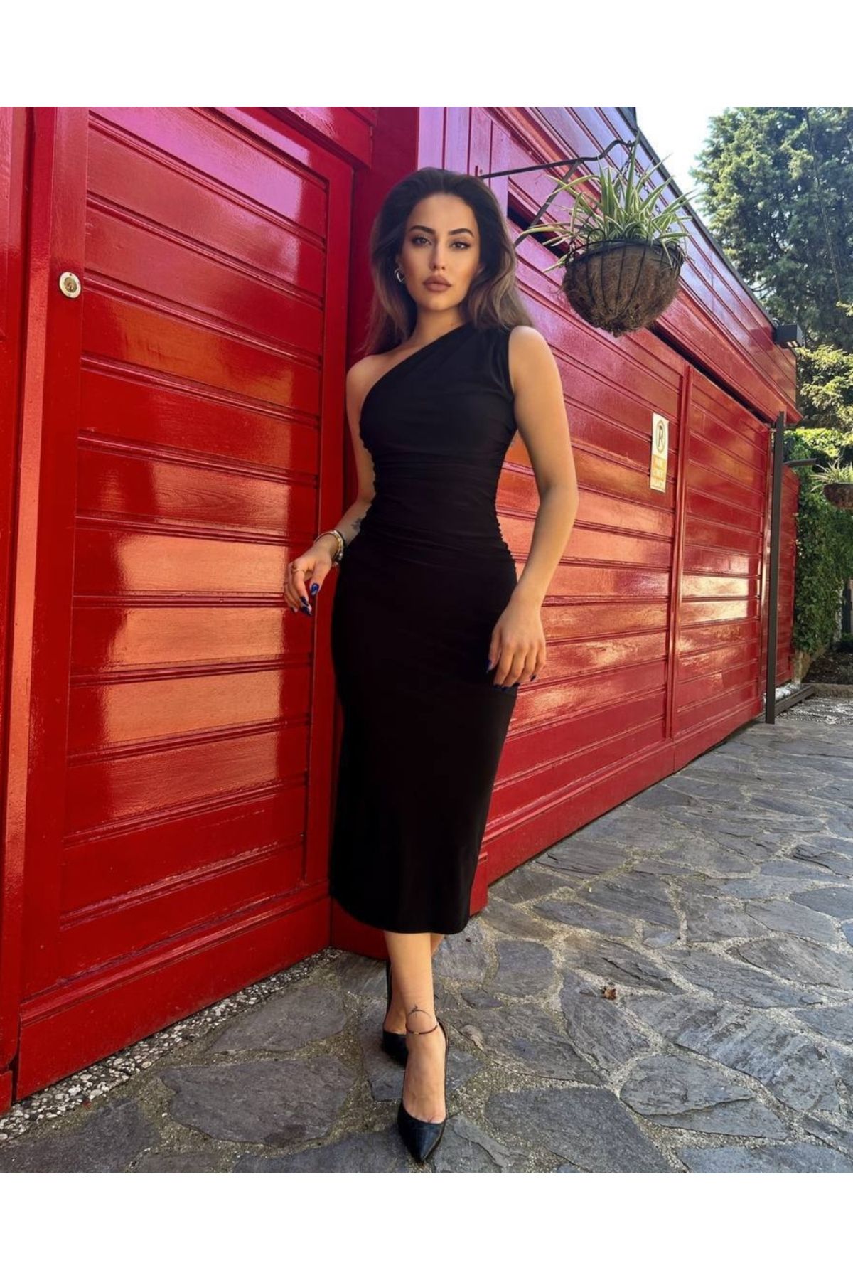 DEQ FASHION Kadın Siyah Tek Omuzlu Drapeli Midi Boy Davet Elbisesi