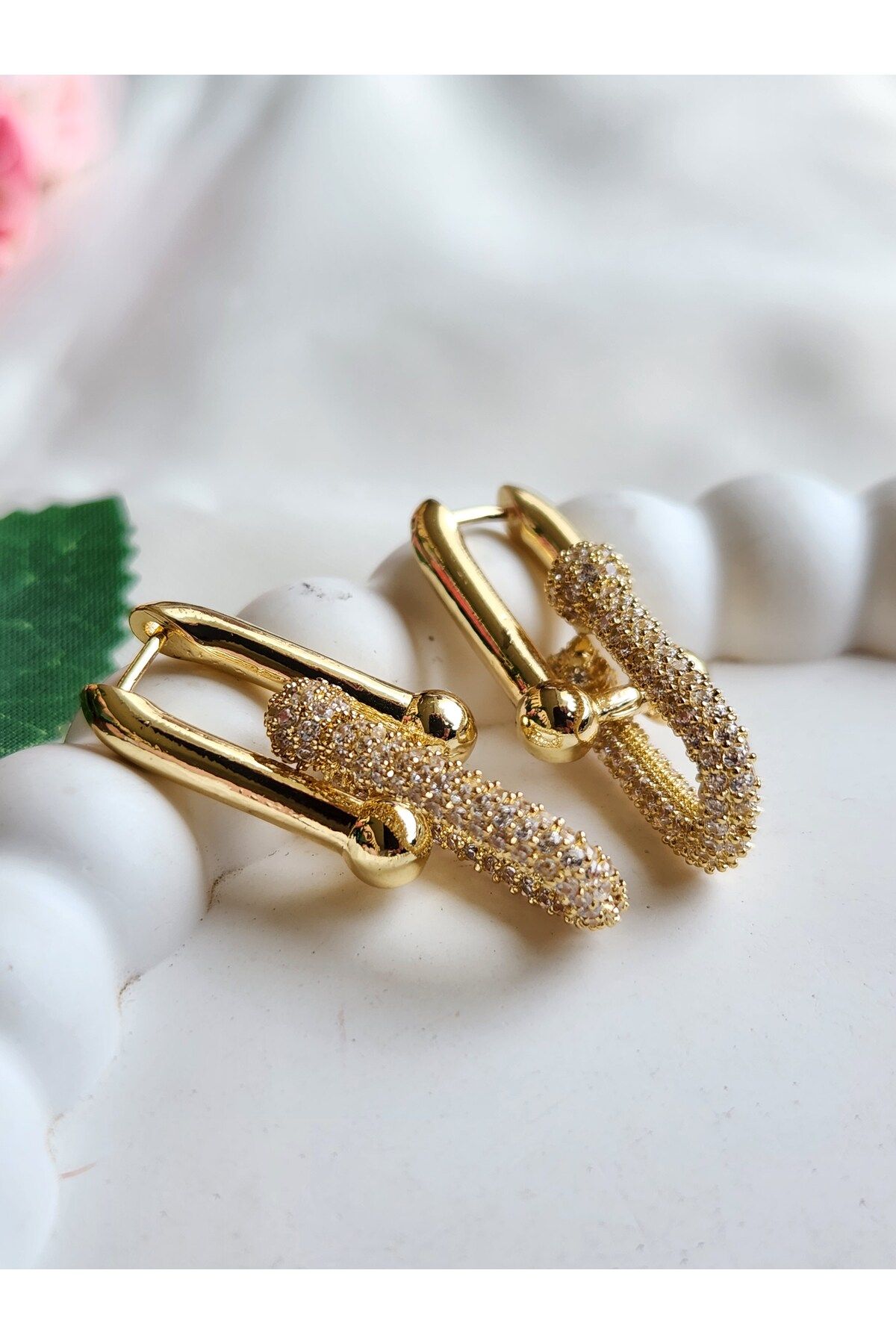 GIHANDMADE Gold Taşlı Oval Zincir Form Çelik Küpe – Işıltılı Modern Kadın Küpe Modeli