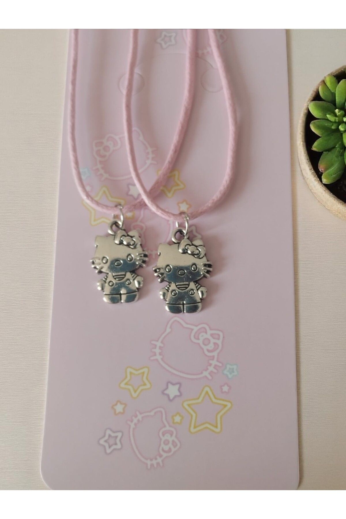 VerdeHome Hello Kitty Kolye – Sevimli Figürlü Kadın ve Çocuk Kolye Modeli | Paslanmaz Çelik, Gümüş Kaplama