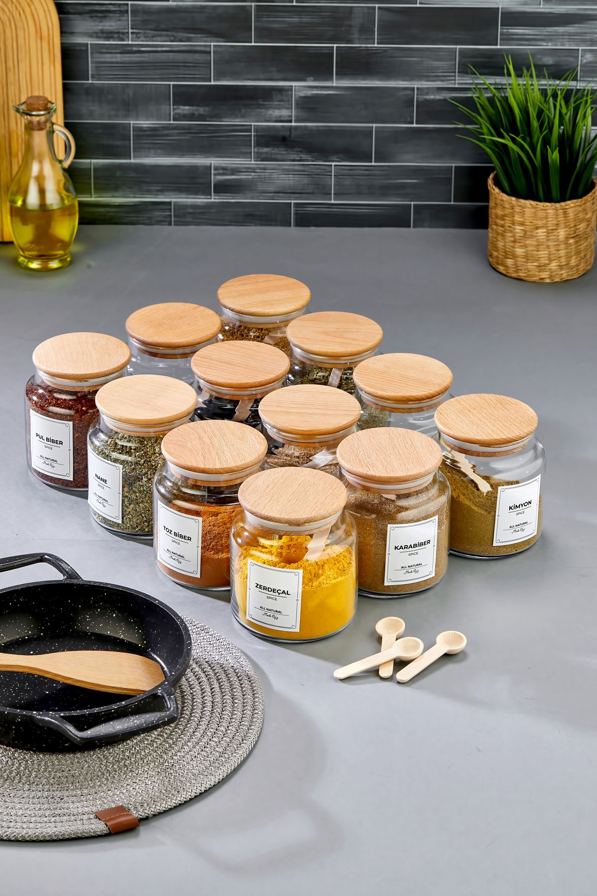 MODA OZY Ahşap Kapaklı Etiketli 500 ml 12 Adet Kavanoz Ve 12 Adet Mini Baharat Kaşığı 24 Parça Baharat Seti