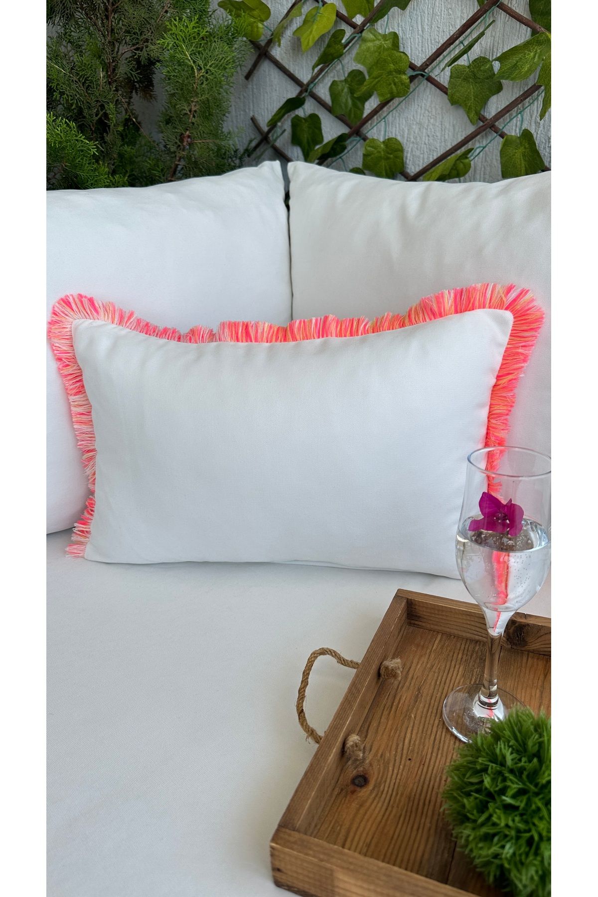 Decamor home Pembe Püsküllü Beyaz Kırlent Kılıfı