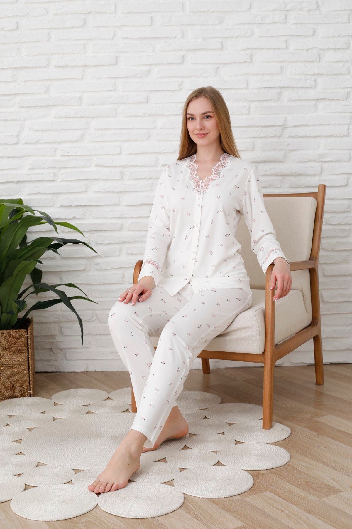 Espuar 779 Kadın Dantel Detaylı Önden Düğmeli Uzun Kollu Pijama Takımı