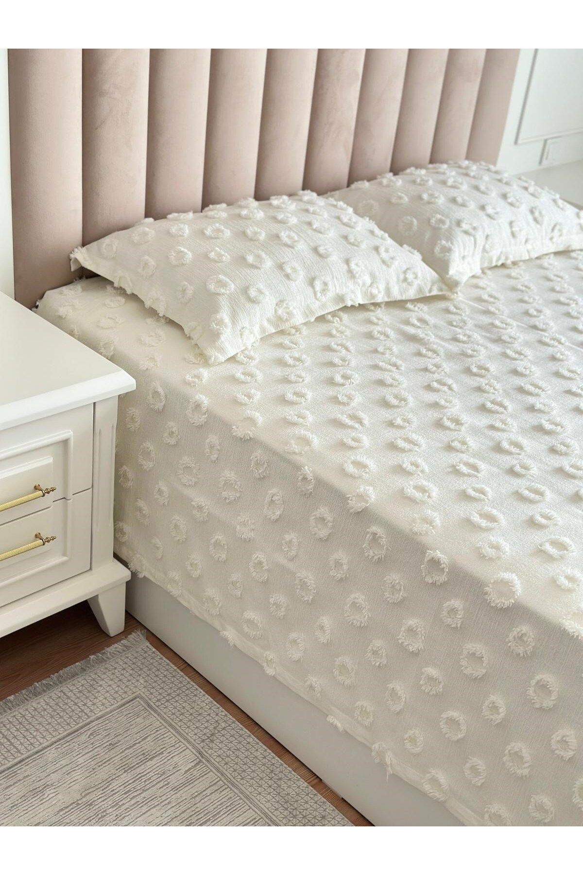 Tly Home Textiles TLY PONPONLU YATAK ÖRTÜSÜ ÇİFT KİŞİLİK ( EKRU )