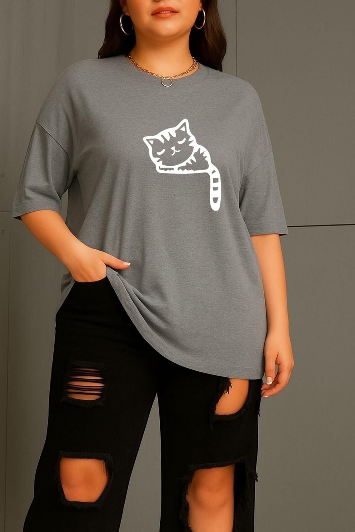 BENROMA BÜYÜK BEDEN ÇİZGİLİ UYKUSUZ KEDİ BASKILI UNİSEX TİŞÖRT