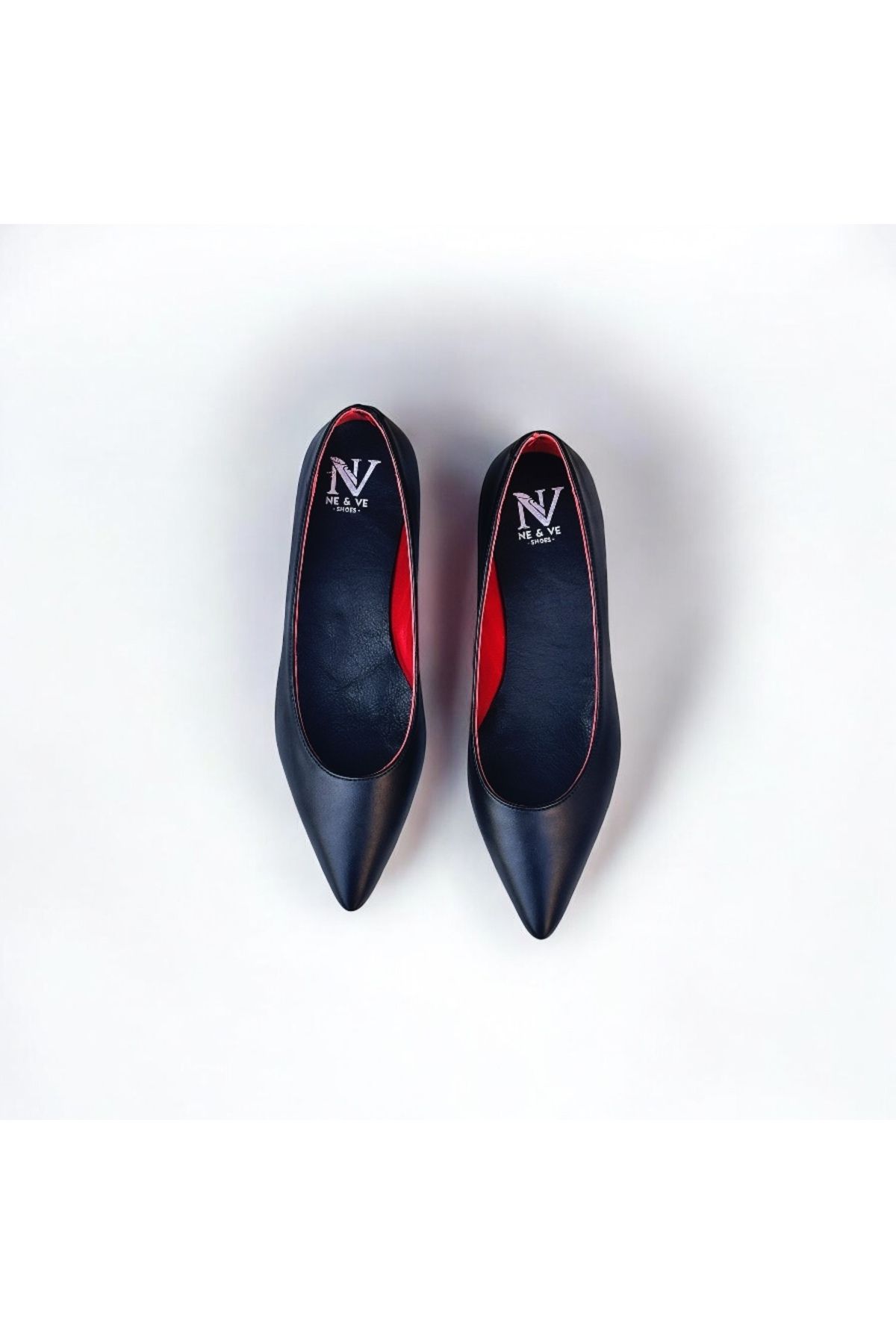 NEVE SHOES Siyah Hakiki Deri Sivri Burun Kırmızı Astar Detaylı Kadın Rahat Babet