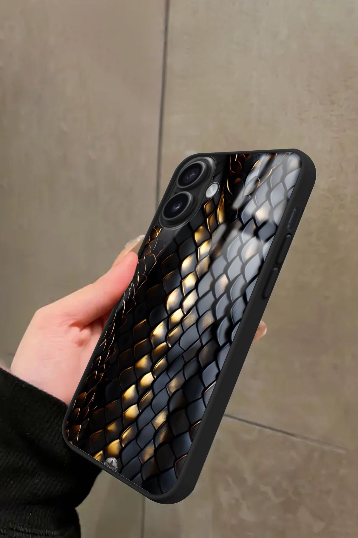 Snacase iPhone 16 Uyumlu Siyah Yılan Derisi Tasarımlı Glossy Premium Kılıf