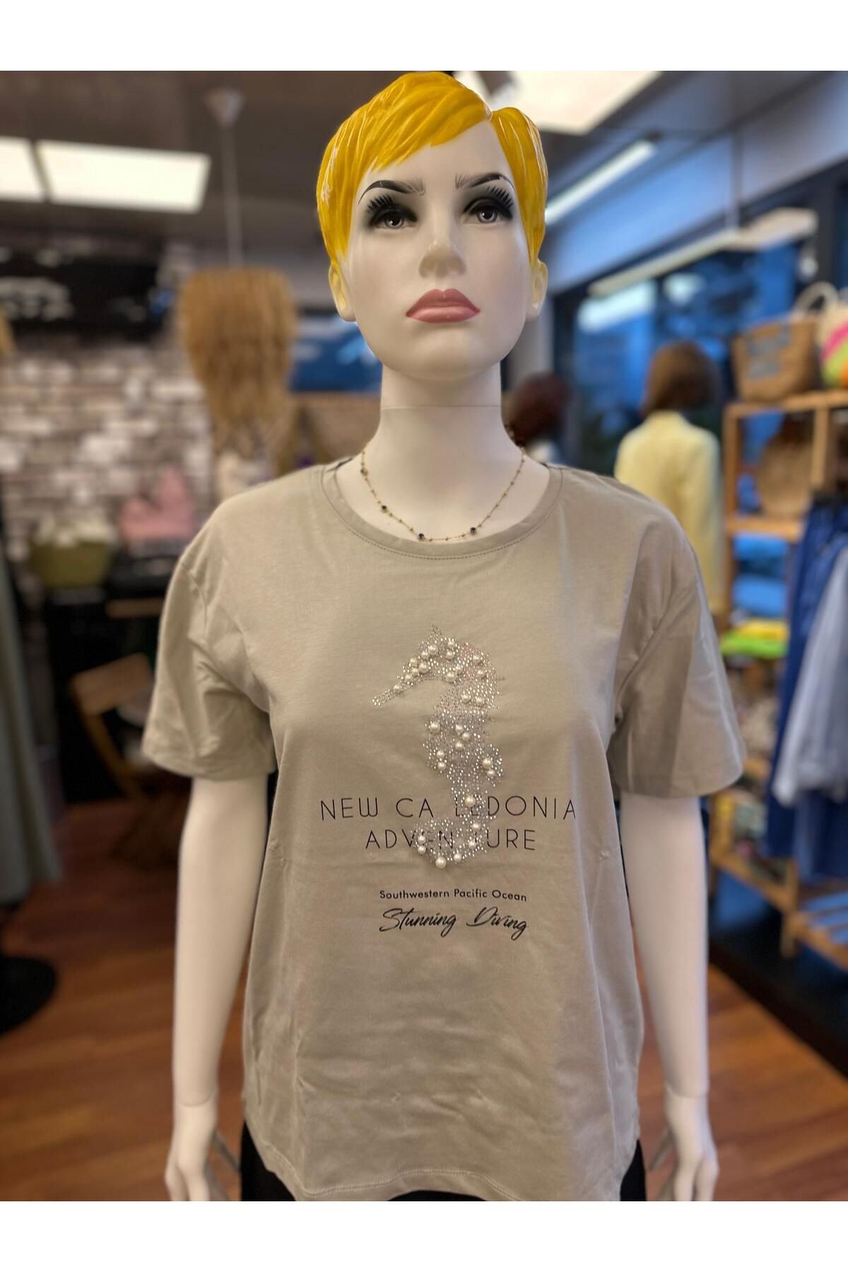 DOLCE QUEEN BOUTİQUE&JEWELRY Kadın Neft Yeşili Bisiklet Yaka İnci ve Taş İşlemeli T-Shirt