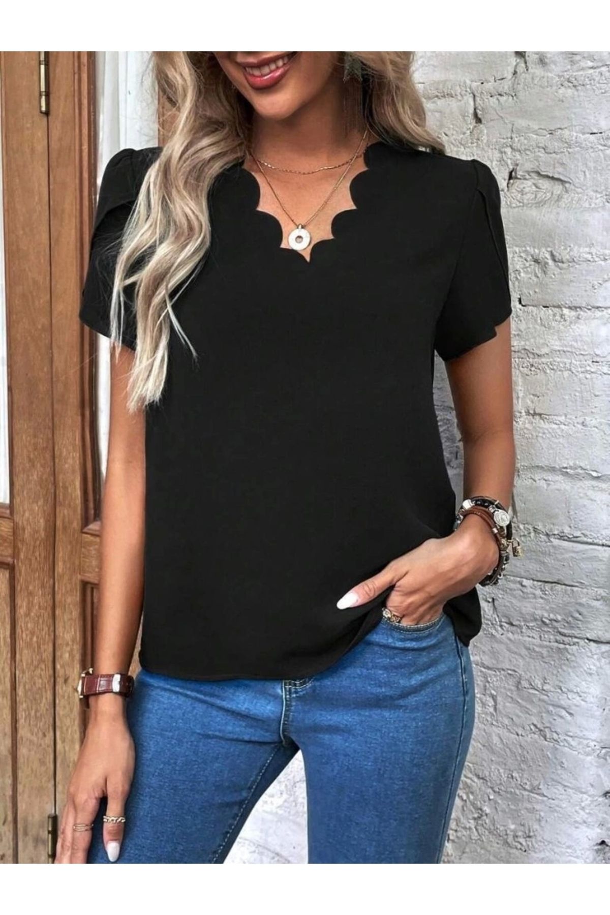 Butik Kadın Kısa Kollu Lazer V Yakalı Ithal Krep Bluz