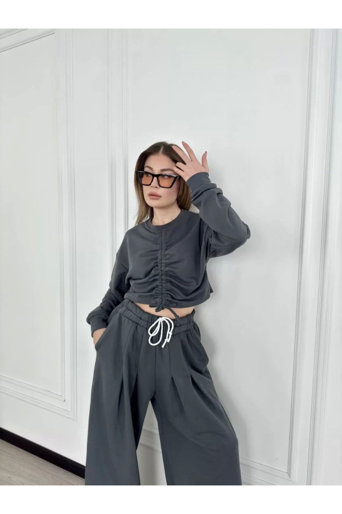 BÜŞRA TEZEL MODA Uzun Kollu Önü İp Büzgülü Crop ve Pantolon İkili Takım - Antrasit