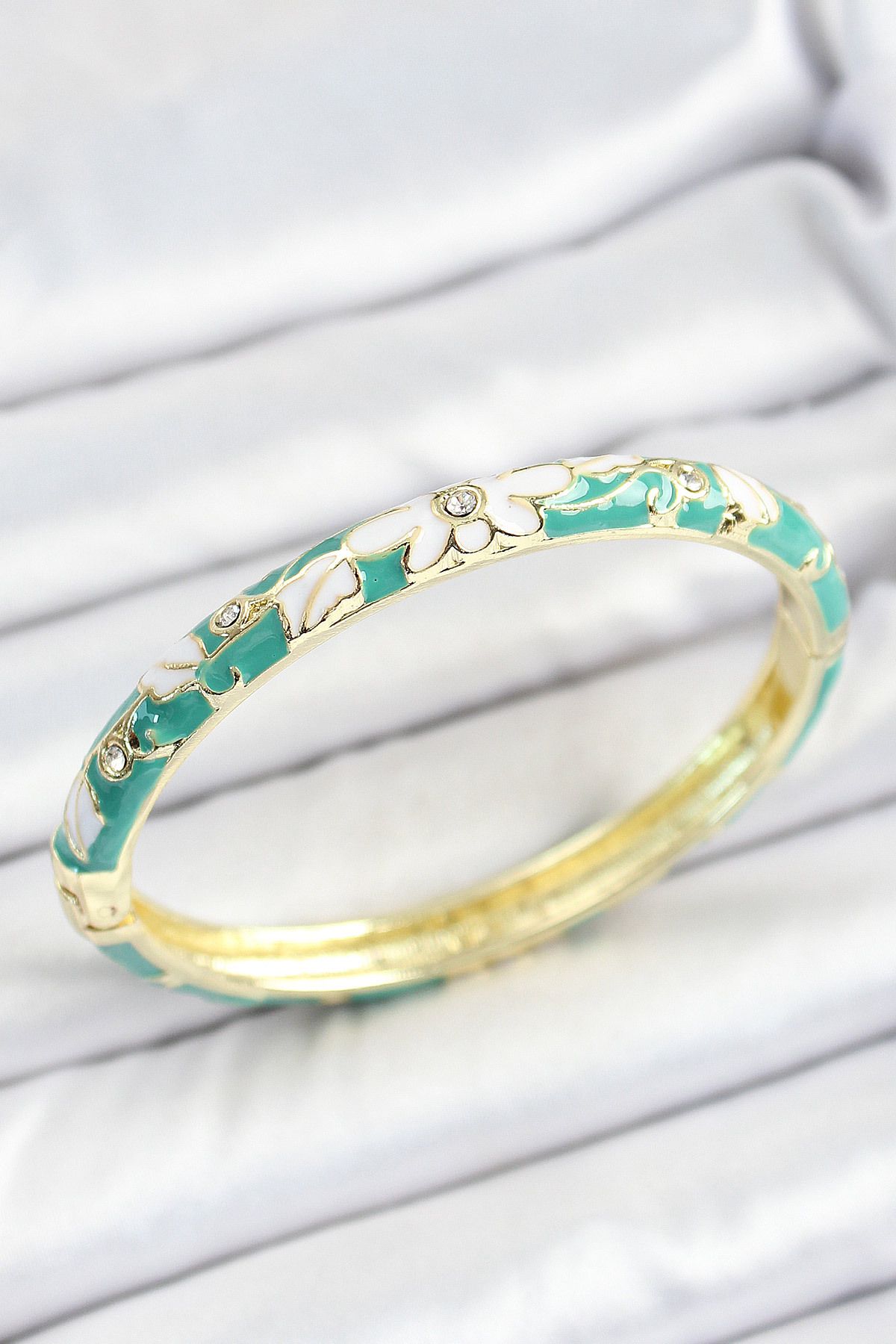 Mu Art Ahşap Mineli Pirinç Zirkon Taşlı Yeşil Beyaz Çiçek Desenli Gold Renk Kadın Kelepçe