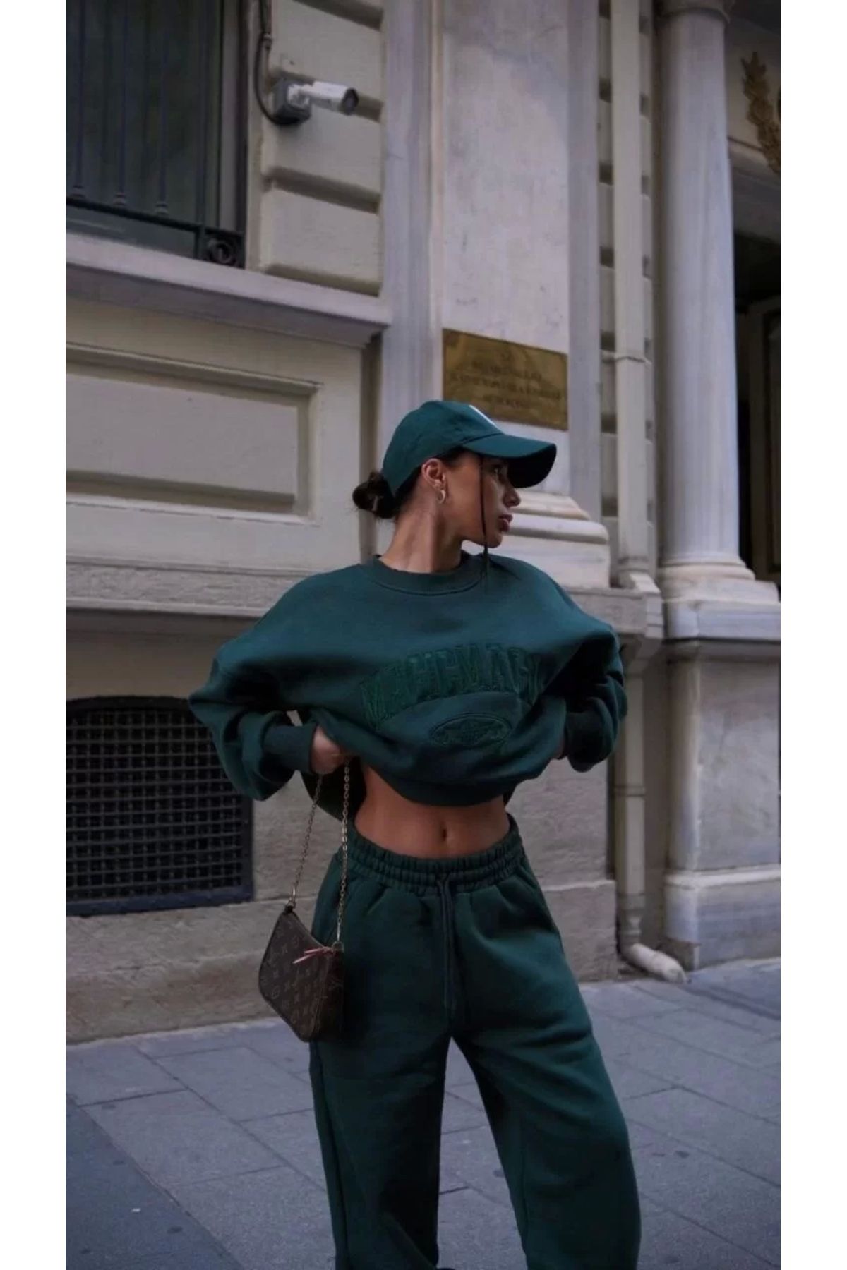 BÜŞRA TEZEL MODA Bisiklet Yaka Nakış İşlemeli Üç İplik Sweat Takım - Yeşil