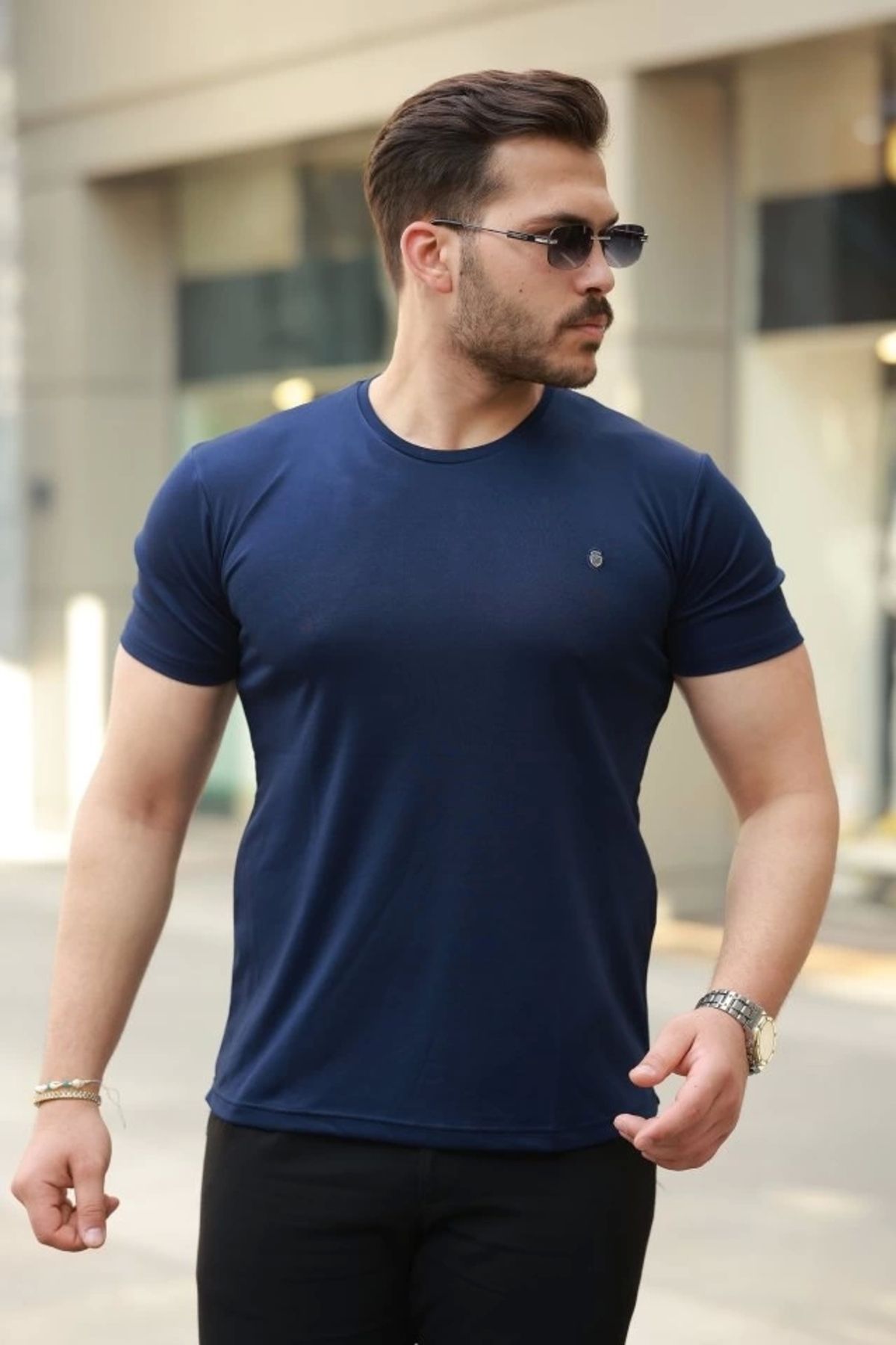 Butik Erkek Bisiklet Yaka Arma Detaylı Basic Kısa Kollu Tişört
