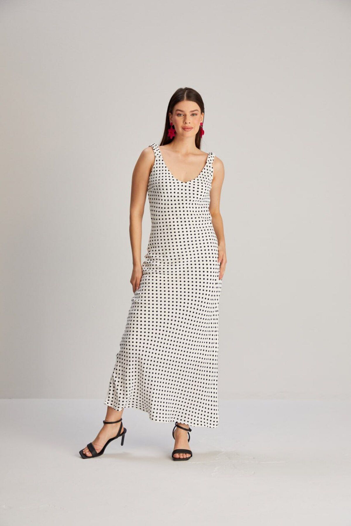 Julidress Puantiye Desenli Askılı Maxi Uzun Boy  Elbise