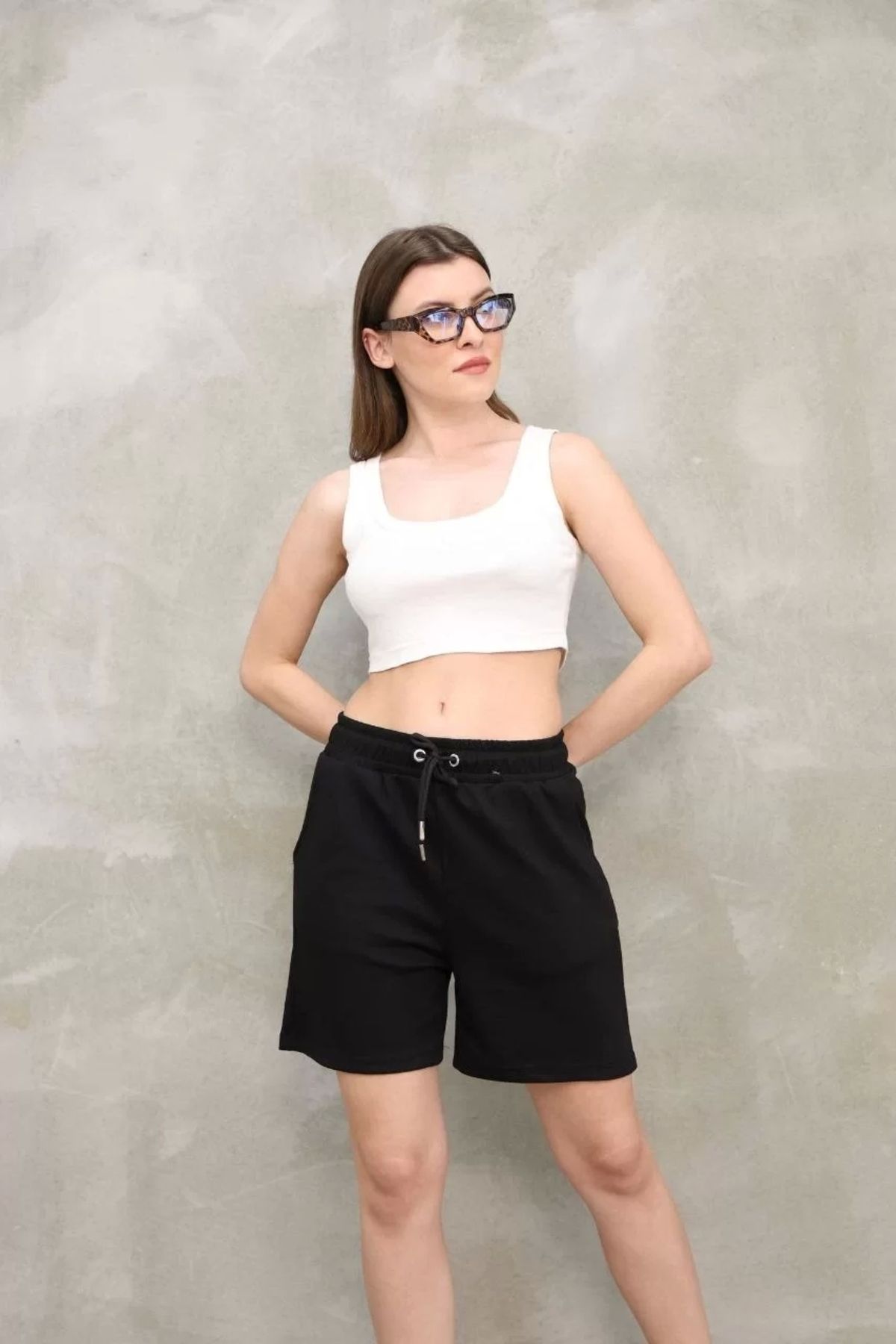 BÜŞRA TEZEL MODA Osy Modal Yumuşak dokulu Kumaş Cepli Kadın Kısa Şort - Siyah