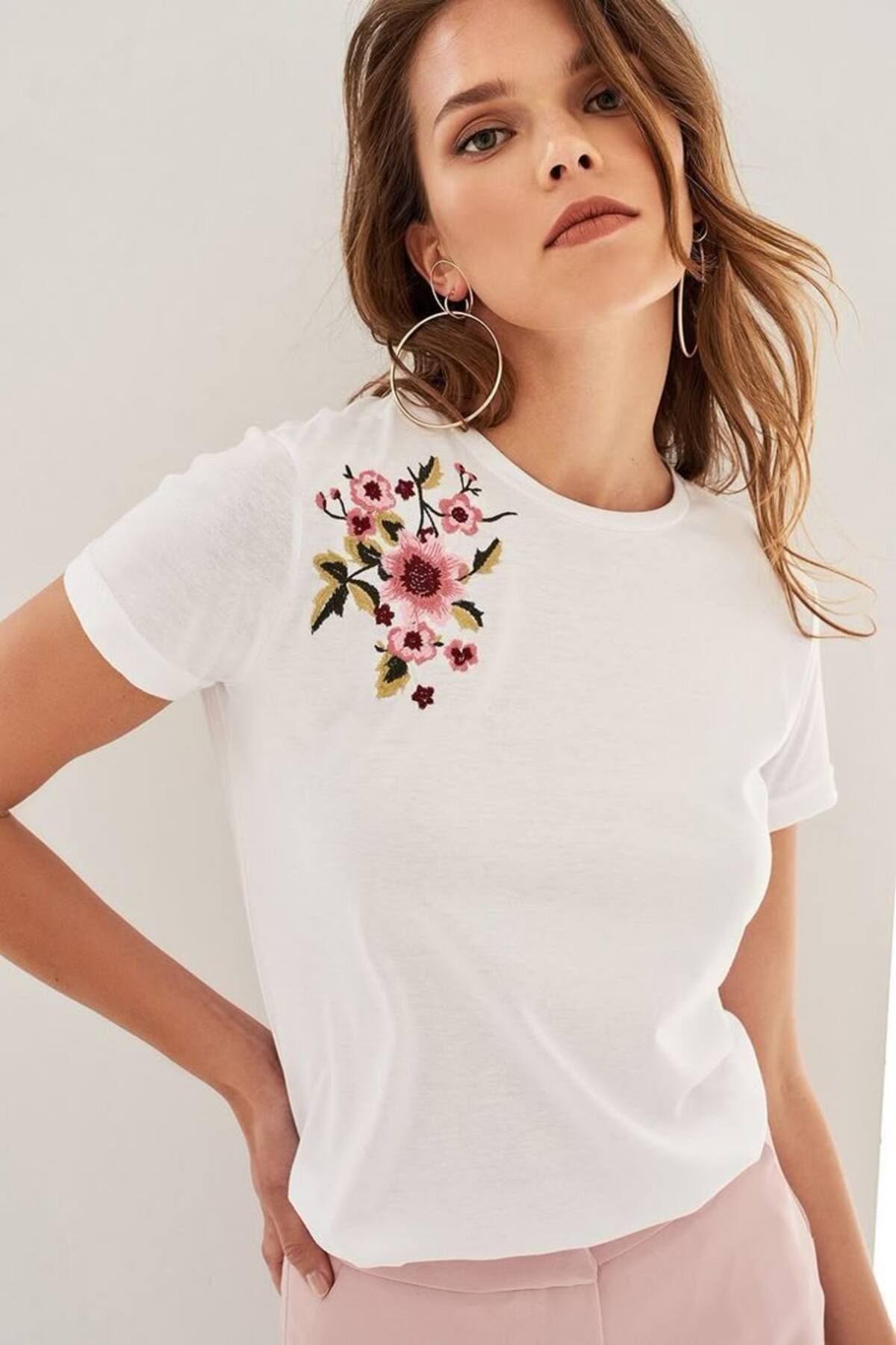 MAGORS TREND OMUZ BASKILI PAMUKLU BİSİKLET YAKA NORMAL KALIP KISA KOLLU KADIN TSHIRT