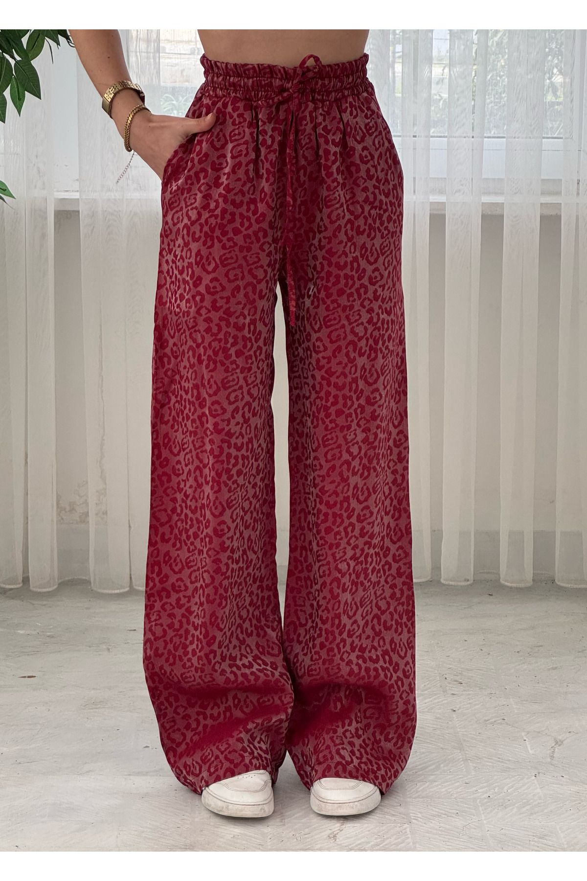 LUVESSE Roxy Kırmızı Leopar Desen Bol Paça Saten Pantolon