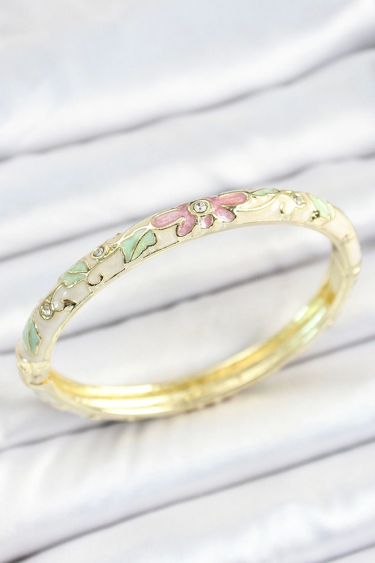 Clariss Mineli Pirinç Zirkon Taşlı Yeşil Pembe Çiçek Desenli Gold Renk Kadın Kelepçe