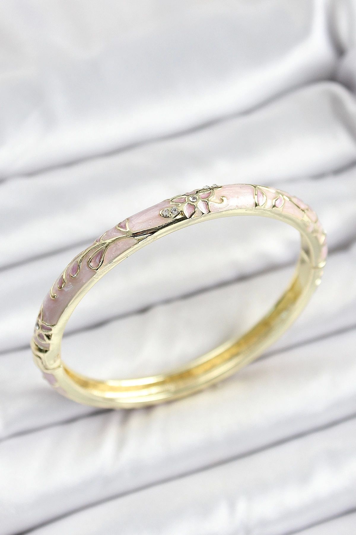 Clariss Mineli Pirinç Zirkon Taşlı Pembe Çiçek Desenli Gold Renk Kadın Kelepçe