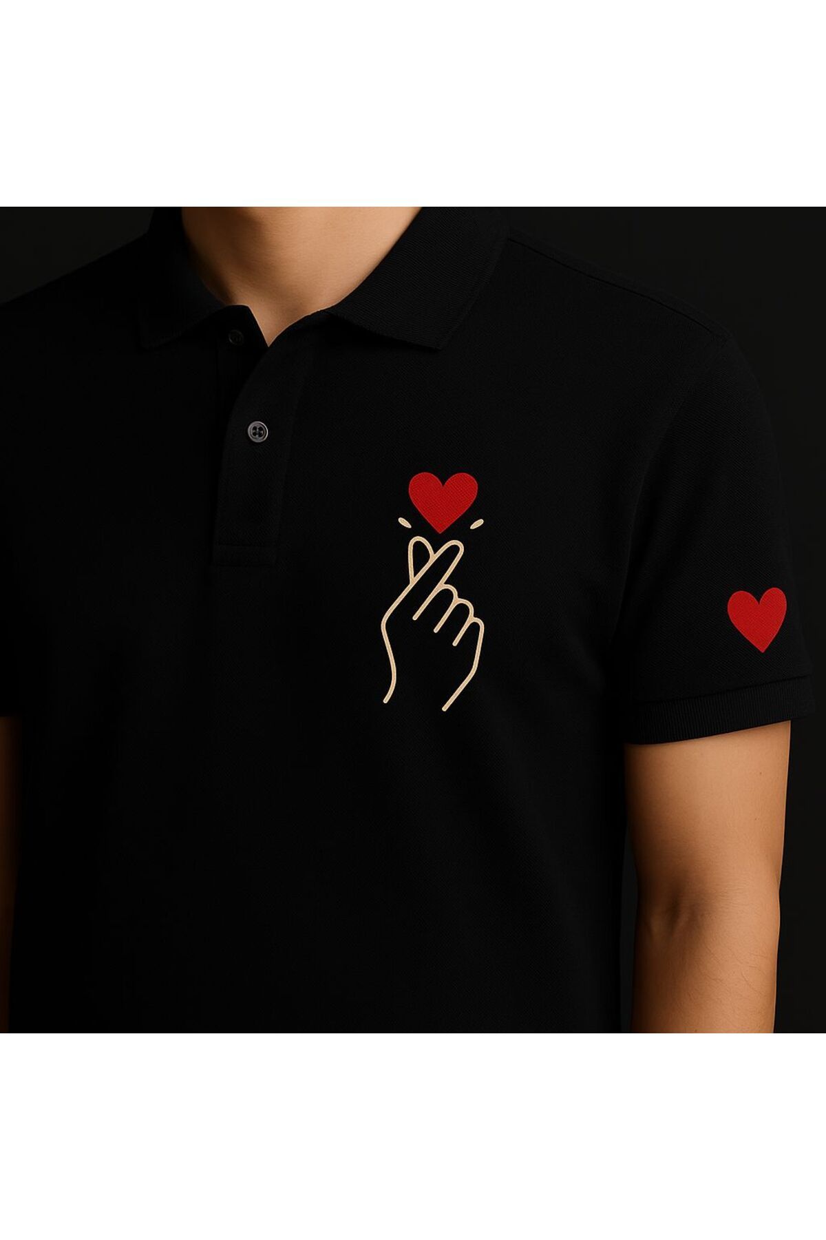 MODA Siyah Polo Yaka Tişört – Minimalist Kalp ve El Nakış Detaylı