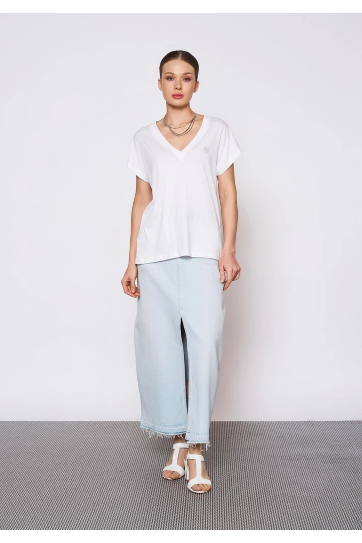 EUROFASHION Kalp Detaylı V Yaka T-Shirt