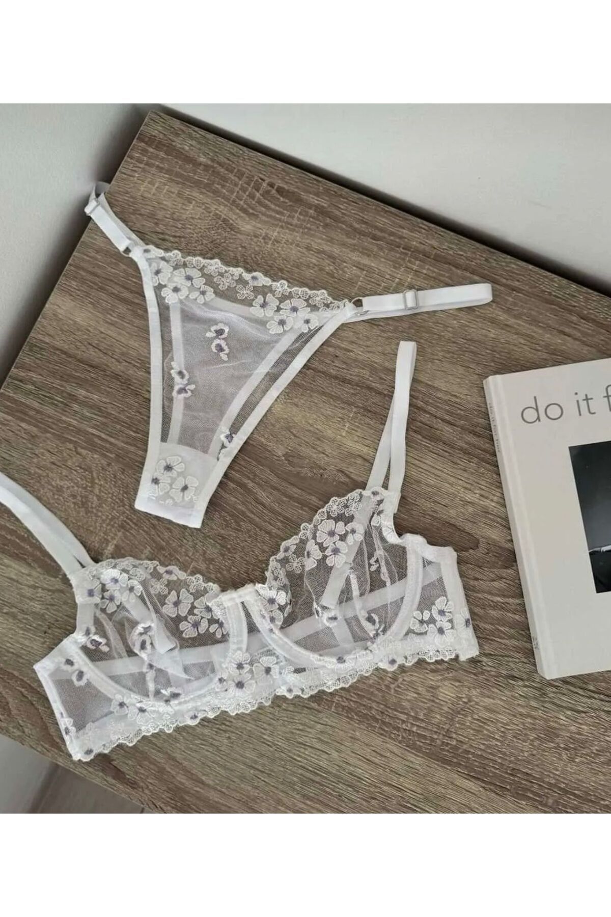 HAMA LOVE Kadın Beyaz Çiçek Desenli Tanga Detaylı Sütyen Takımı