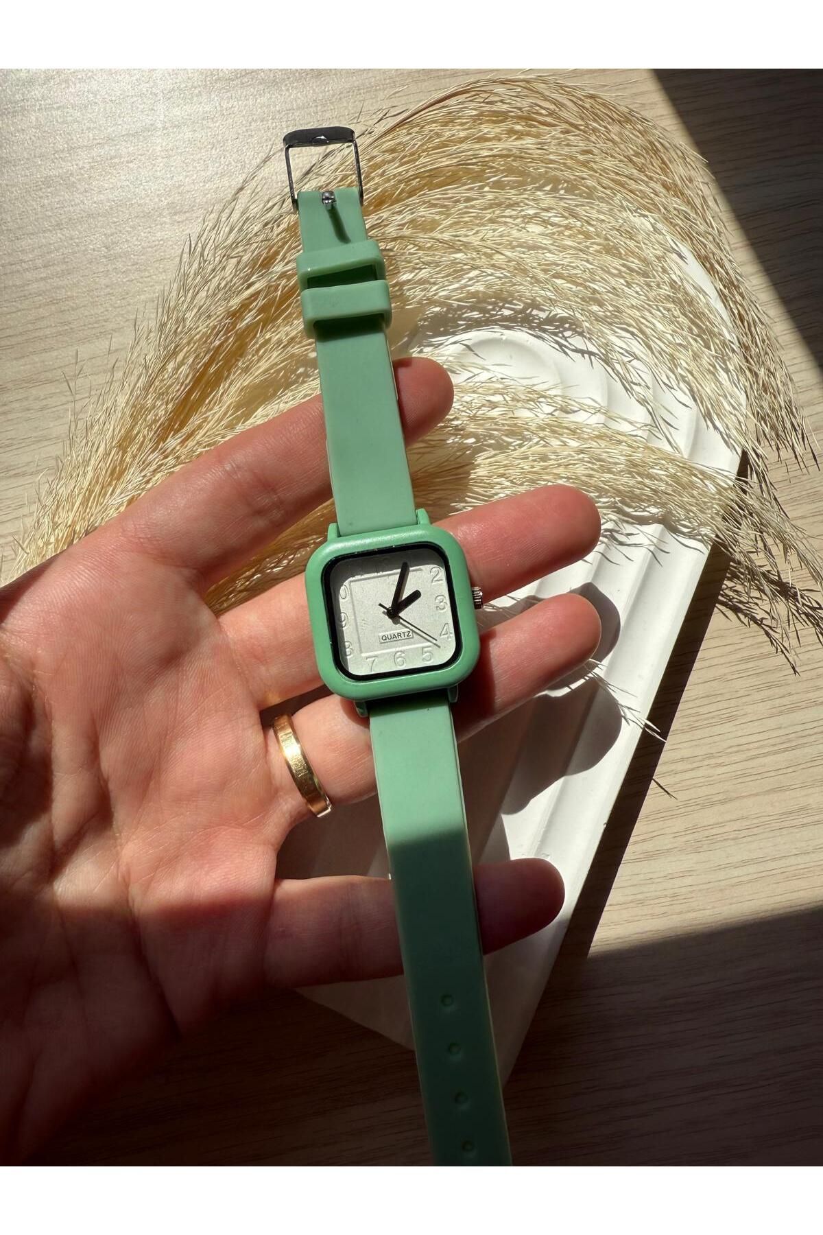 rubsey Retro Minimal Vintage Silikon Kordon Kadın Kol Saati Silikon Model