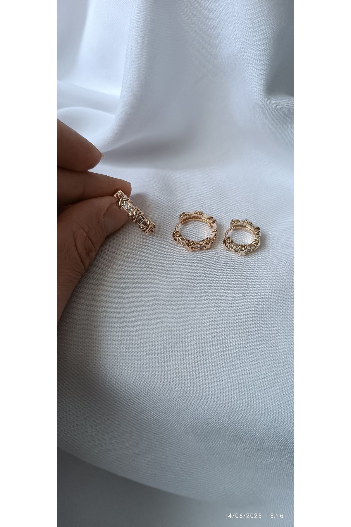 ARİ TAKI X model taşlı gold çelik küpe