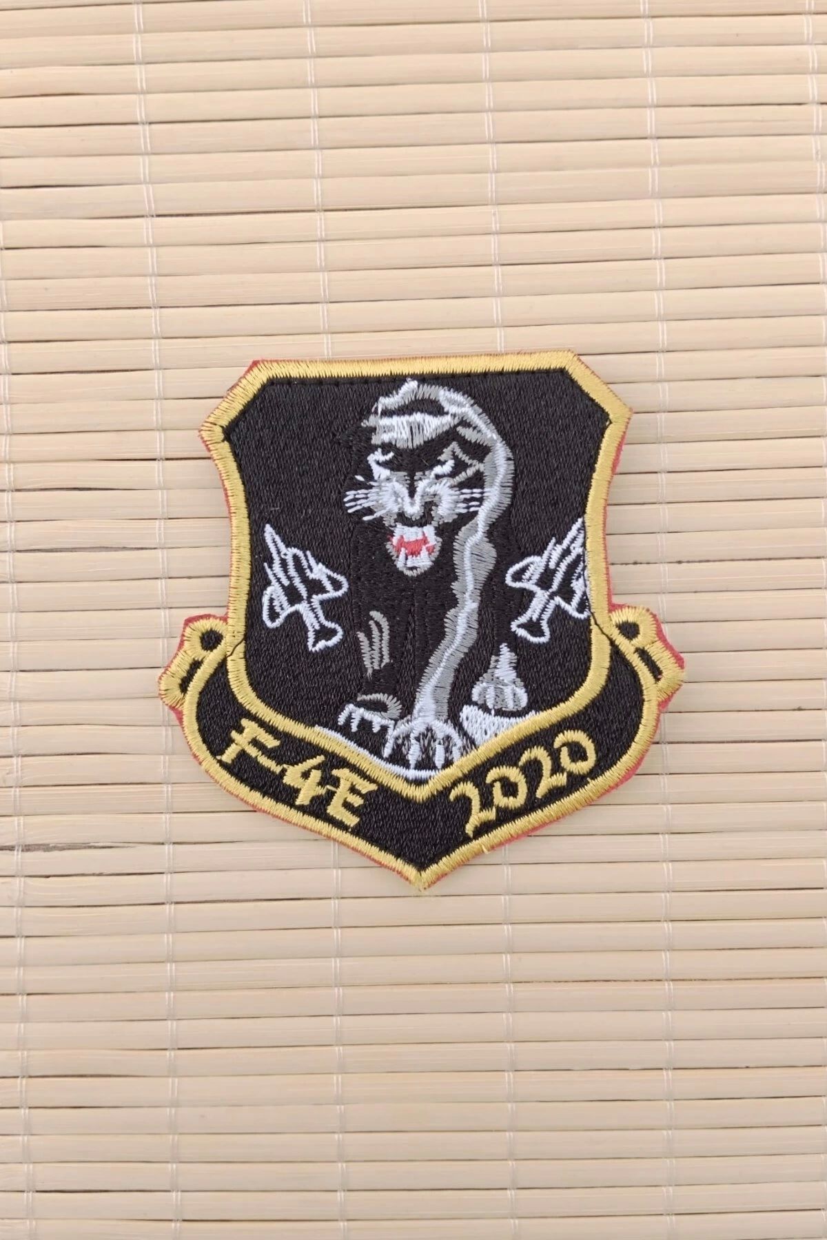 İZMİR ASKERİ MALZEME F 4E 2020 Yazili Ucak ve Kaplan Logolu Siyah Zemin Nakis islemeli Arma