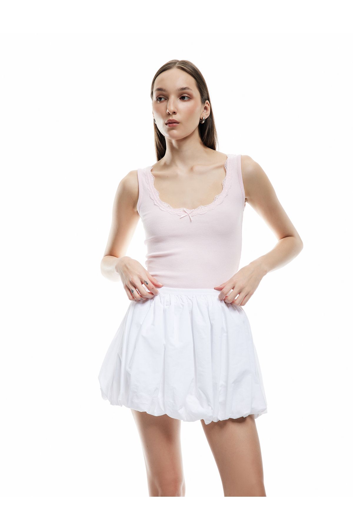 Koton Yeni Sezon Dantel Detaylı Fiyonklu U Yaka Kolsuz Slim Fit Bluz