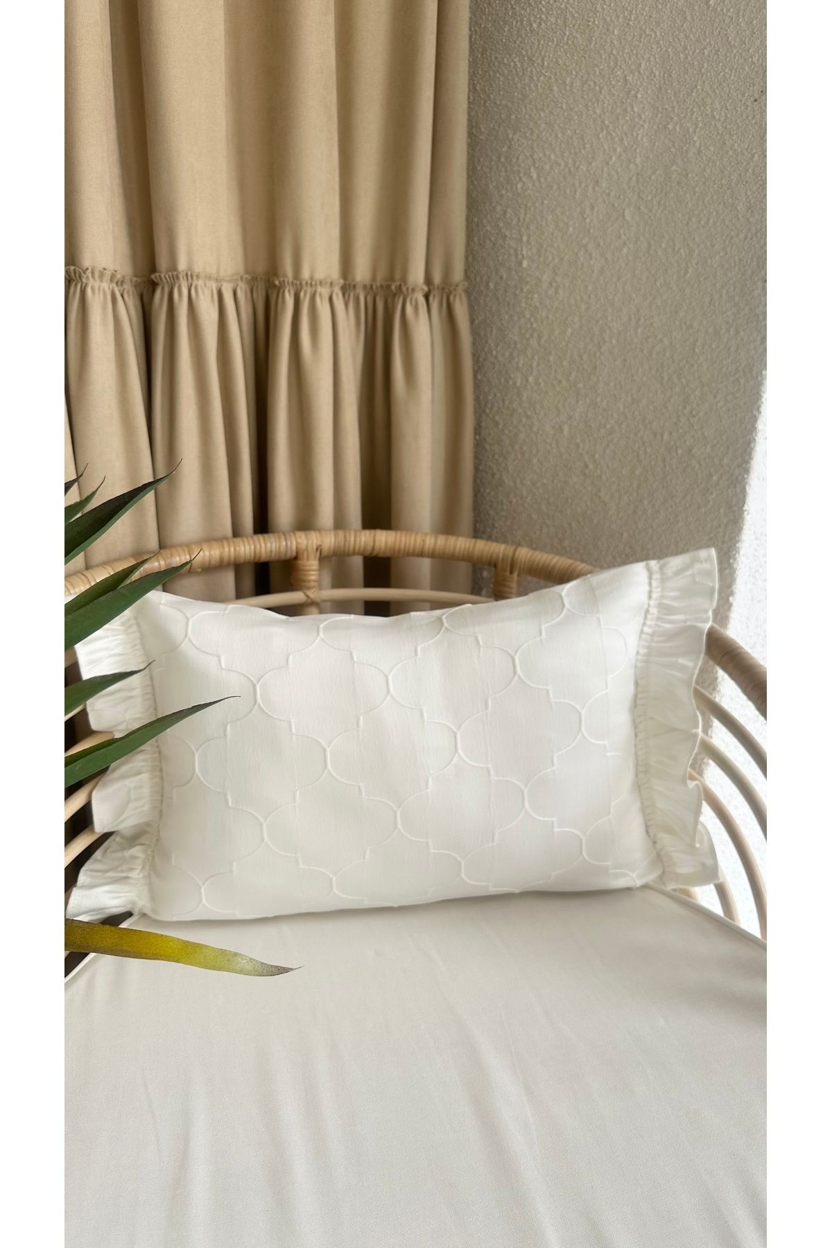 Decamor home Ekru Desenli Fırfırlı Kırlent Kılıfı