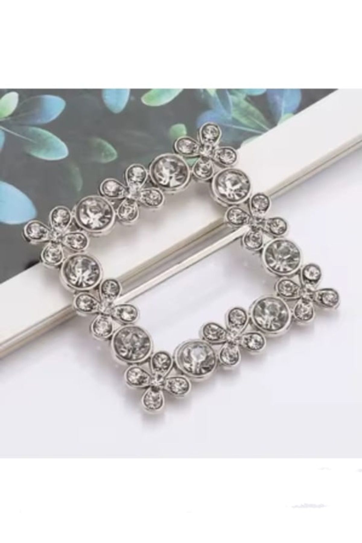 Shisa Jewel Beyaz Düğümlü İpek Mendil Tokası Kadınlar için Kristal Eşarp, 3.8X3.8X0.5CM, Çinko Alaşımı,(77)
