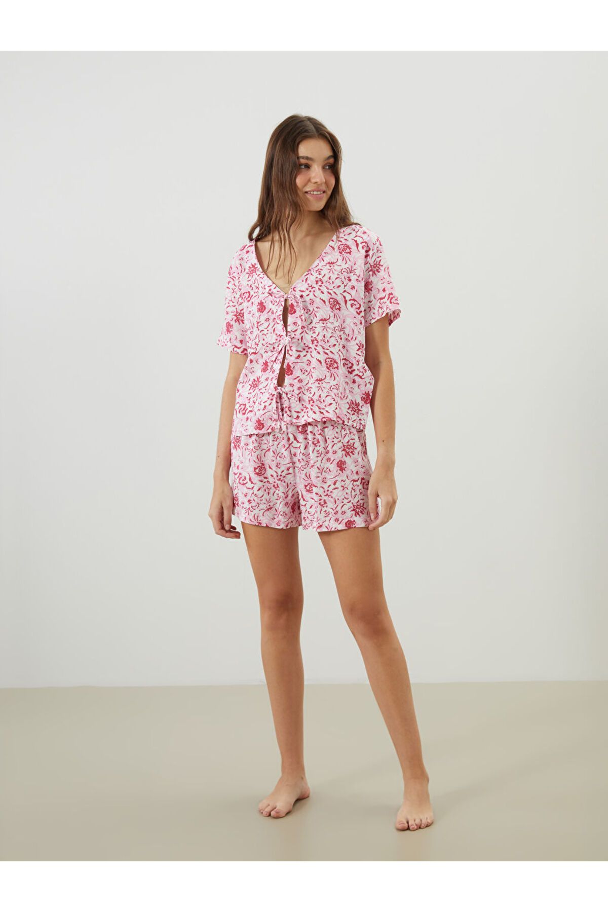 LC Waikiki V Yaka Çiçekli Kadın Şortlu Pijama Takımı