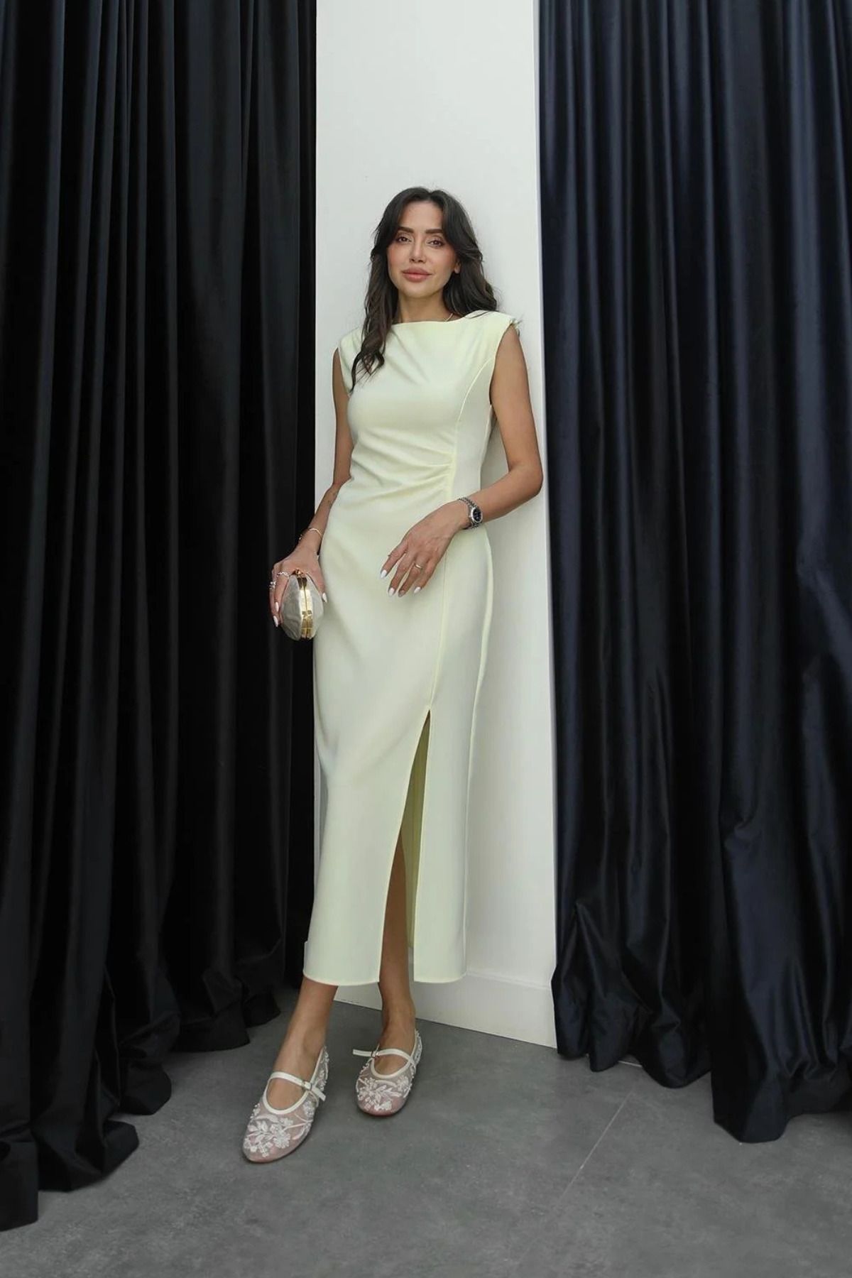 Aventien Drape Detaylı Yırtmaçlı Midi Elbise