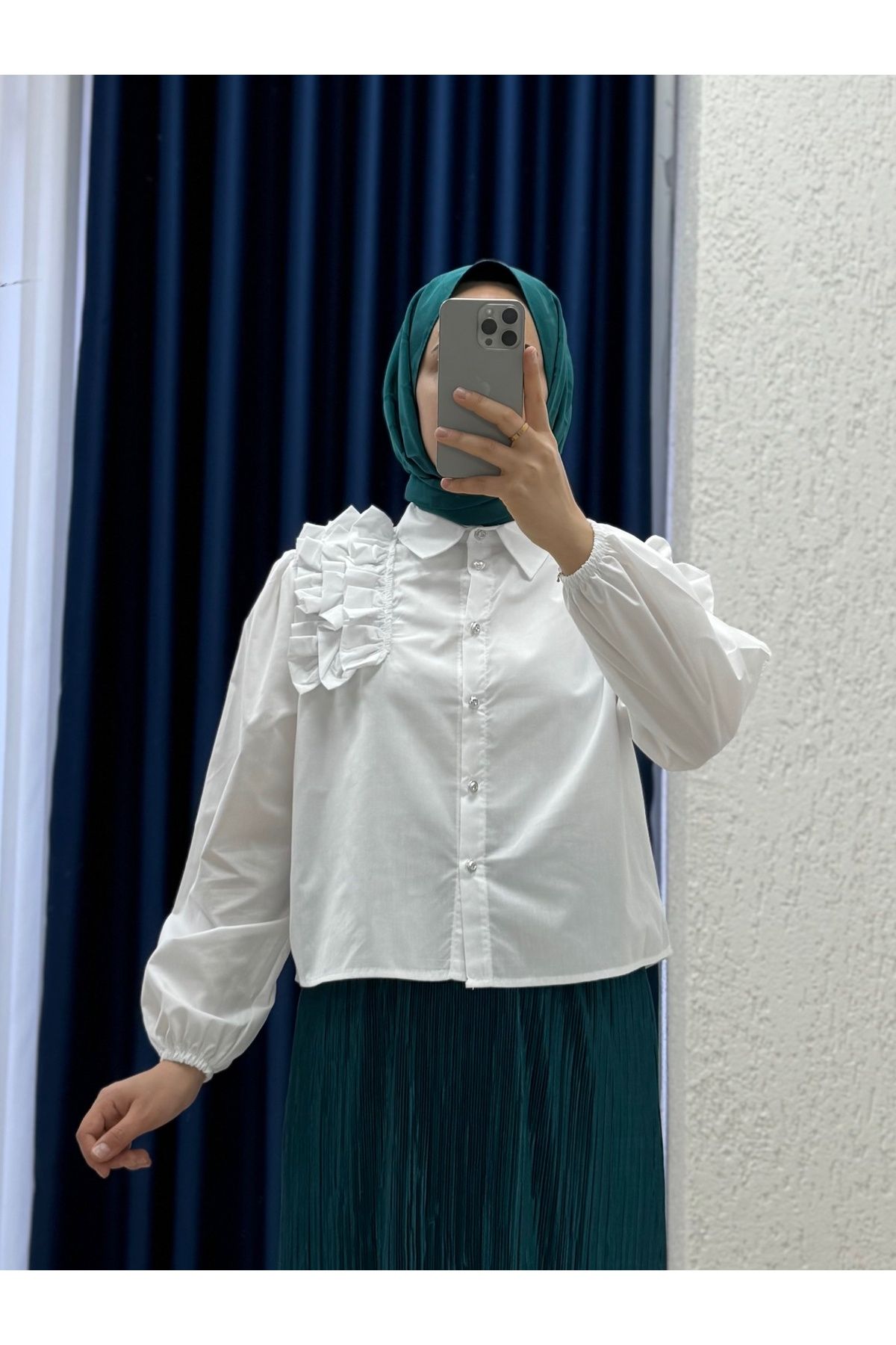 Mihra Soretta Sol Omuzu Fırfırlı Kısa Gömlek-BN4214 Beyaz