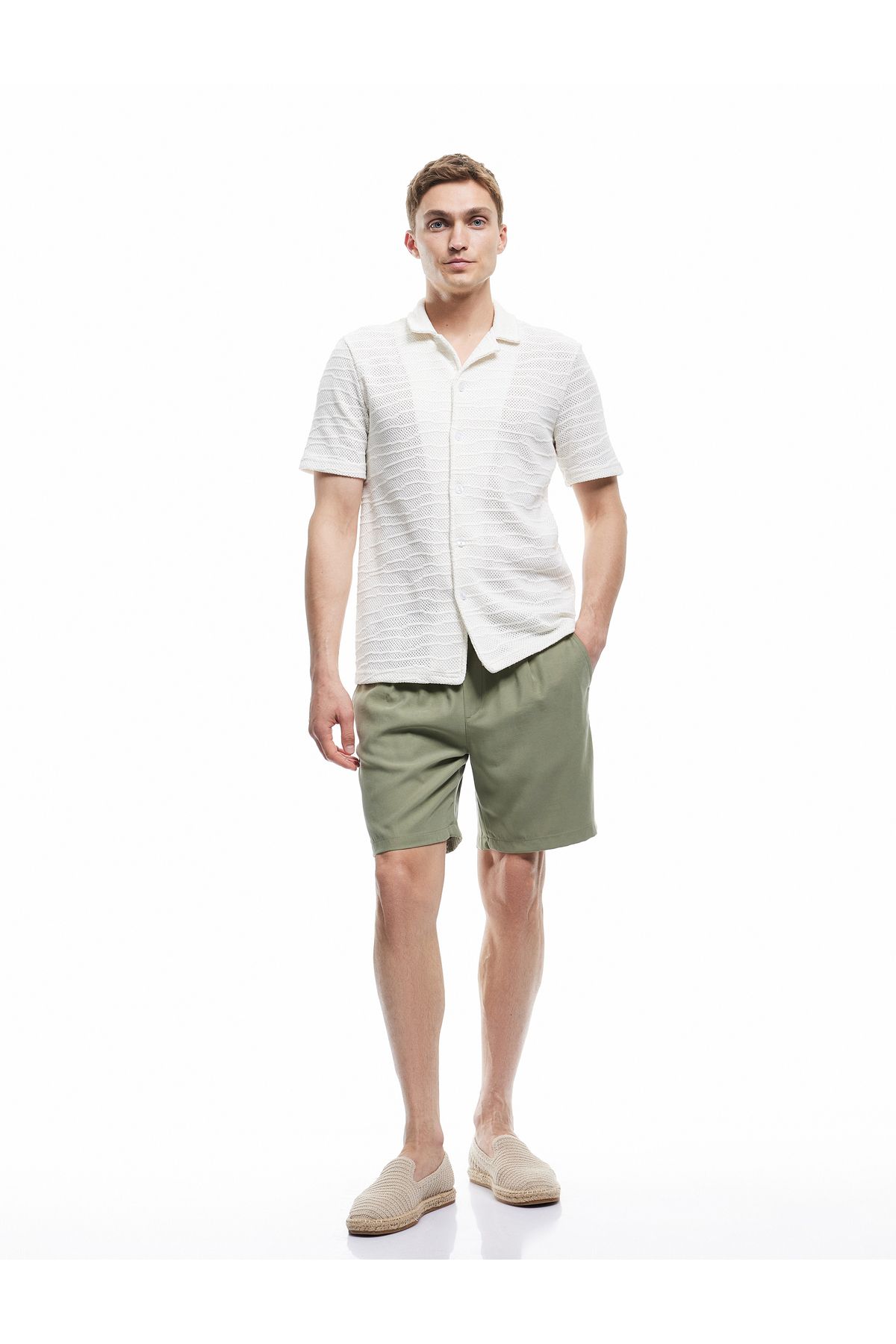 Koton Yeni Sezon Viskon Cep Detaylı Rayon Beli Bağcıklı Bermuda Chino Şort