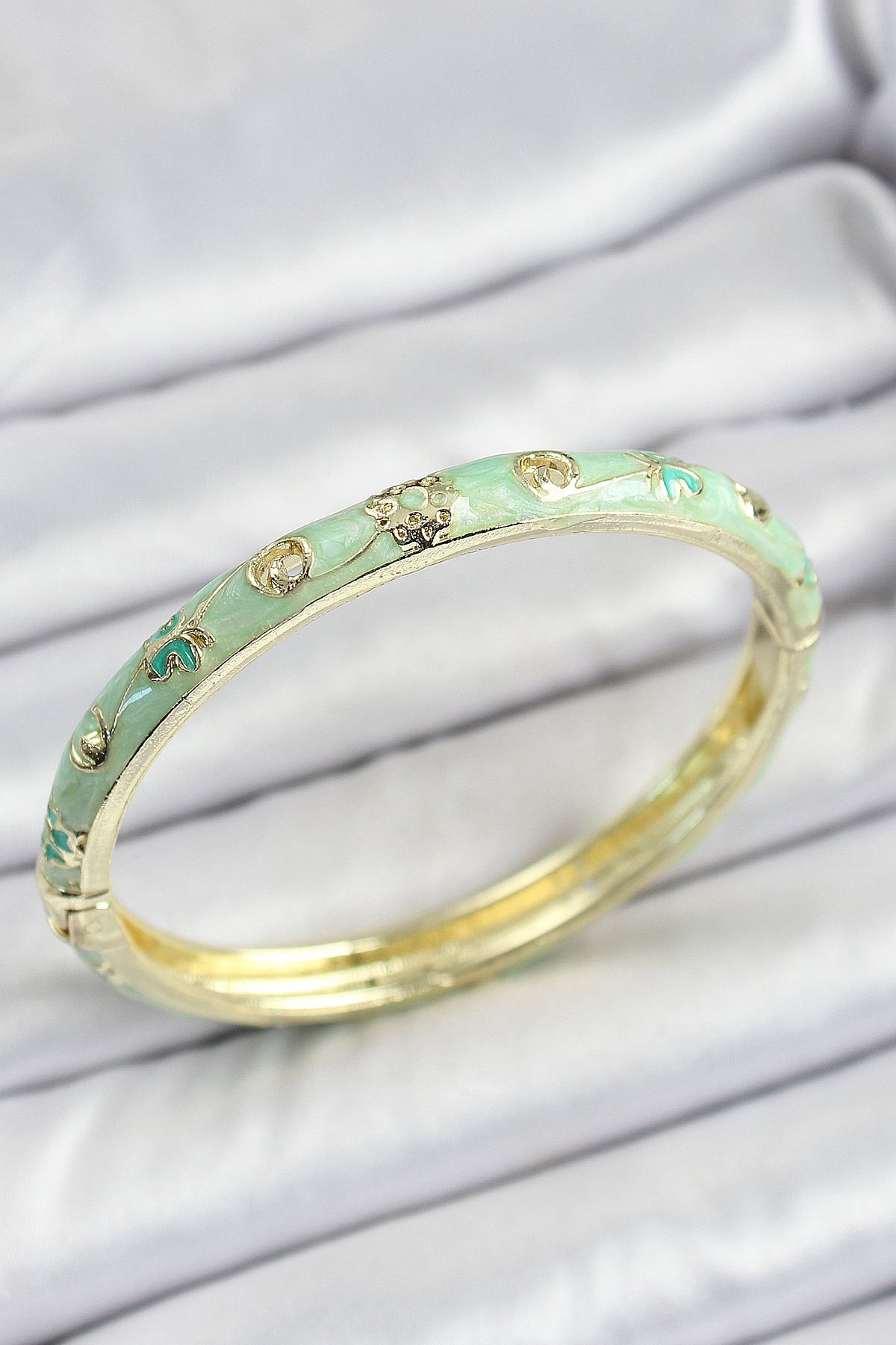 NEZADE STORE Mineli Pirinç Gold Renk Açık Yeşil Motif Desenli Kadın Kelepçe