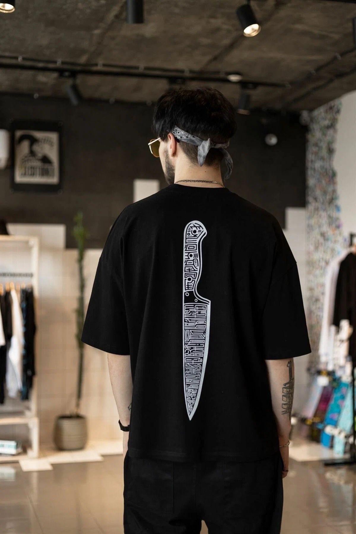 ELNOYA Unisex Pamuklu Siyah Oversize "Yazılı Bıçak" Baskılı Bisiklet Yaka Rahat T-shirt