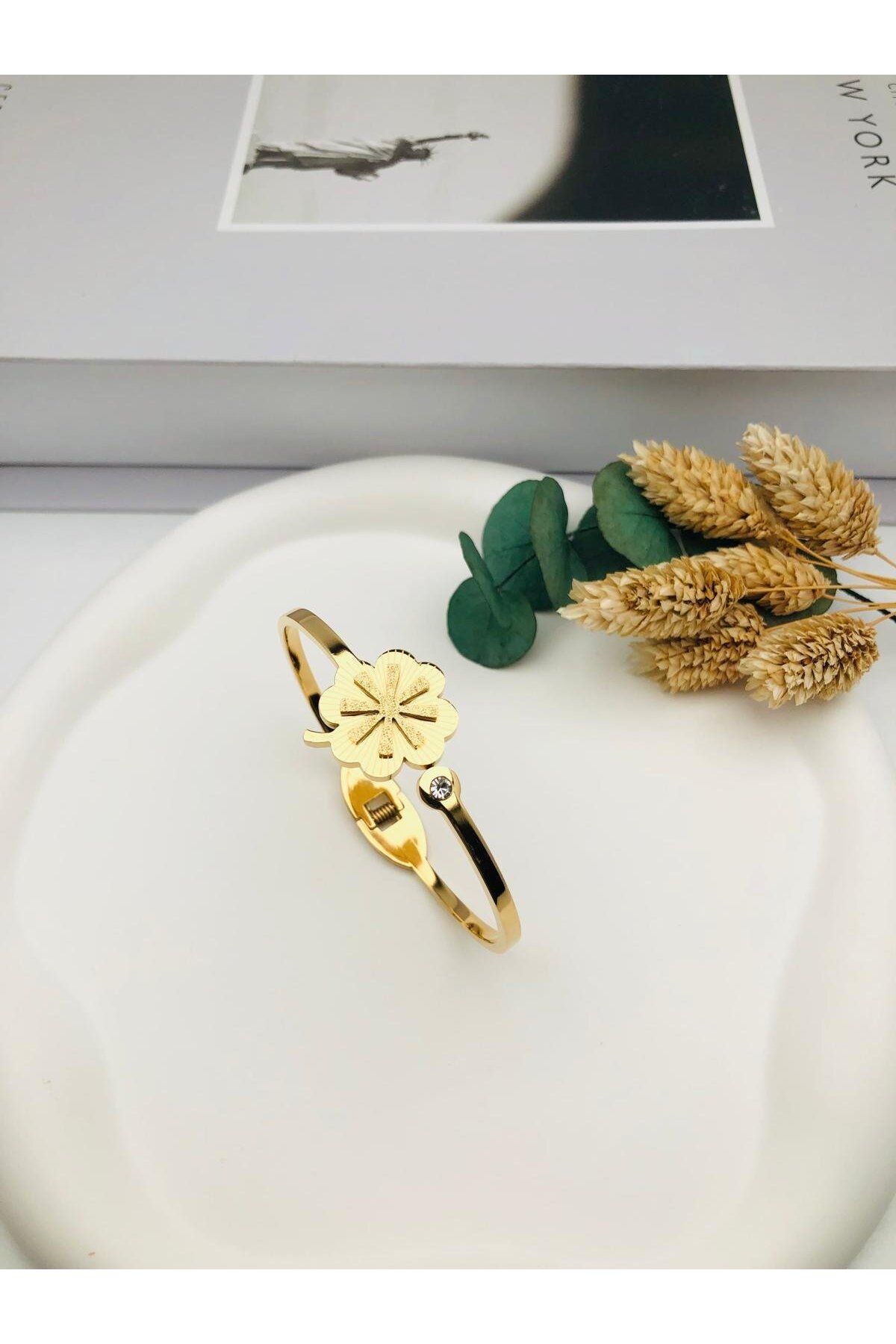 GLY ÇLKBİJUTERİ Yonca Detaylı Çelik Kelepçe (Gold)2179